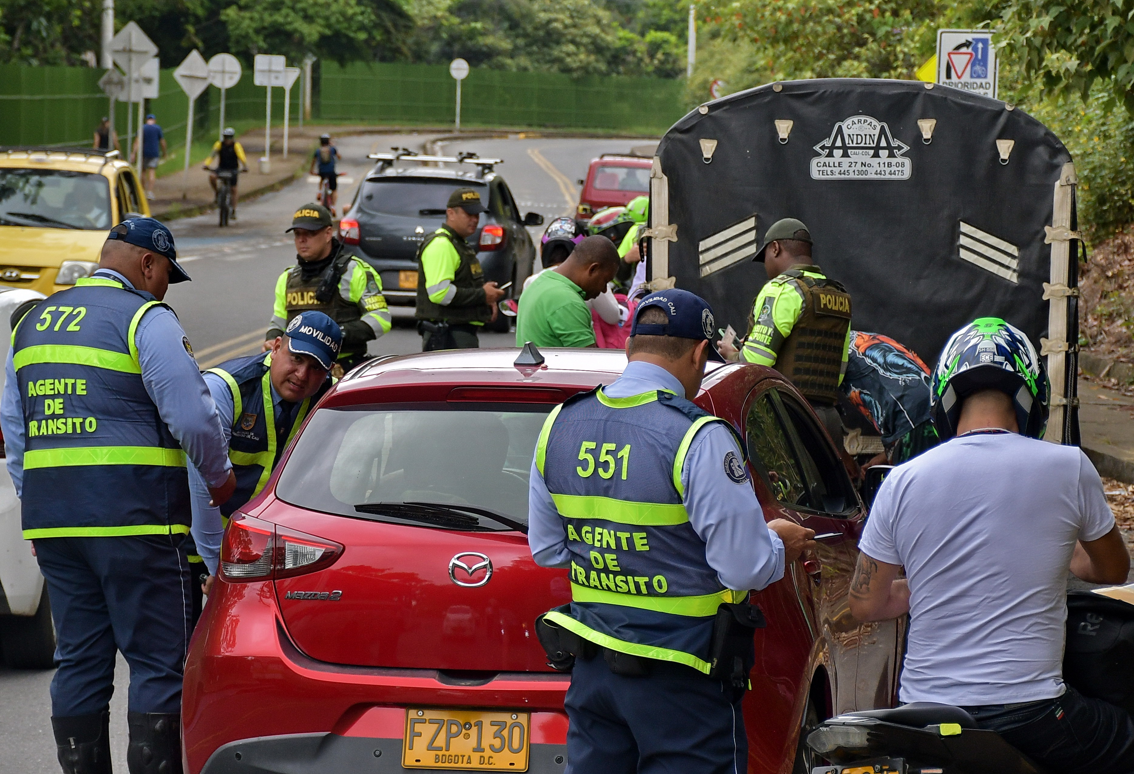 Operativos de los Agentes de Transito y Policía Nacional, es lo que se ve en diferentes puntos de las entradas a Cali por el primer puente festivo del mes de noviembre. Fotos Raúl Palacios / El Pais.