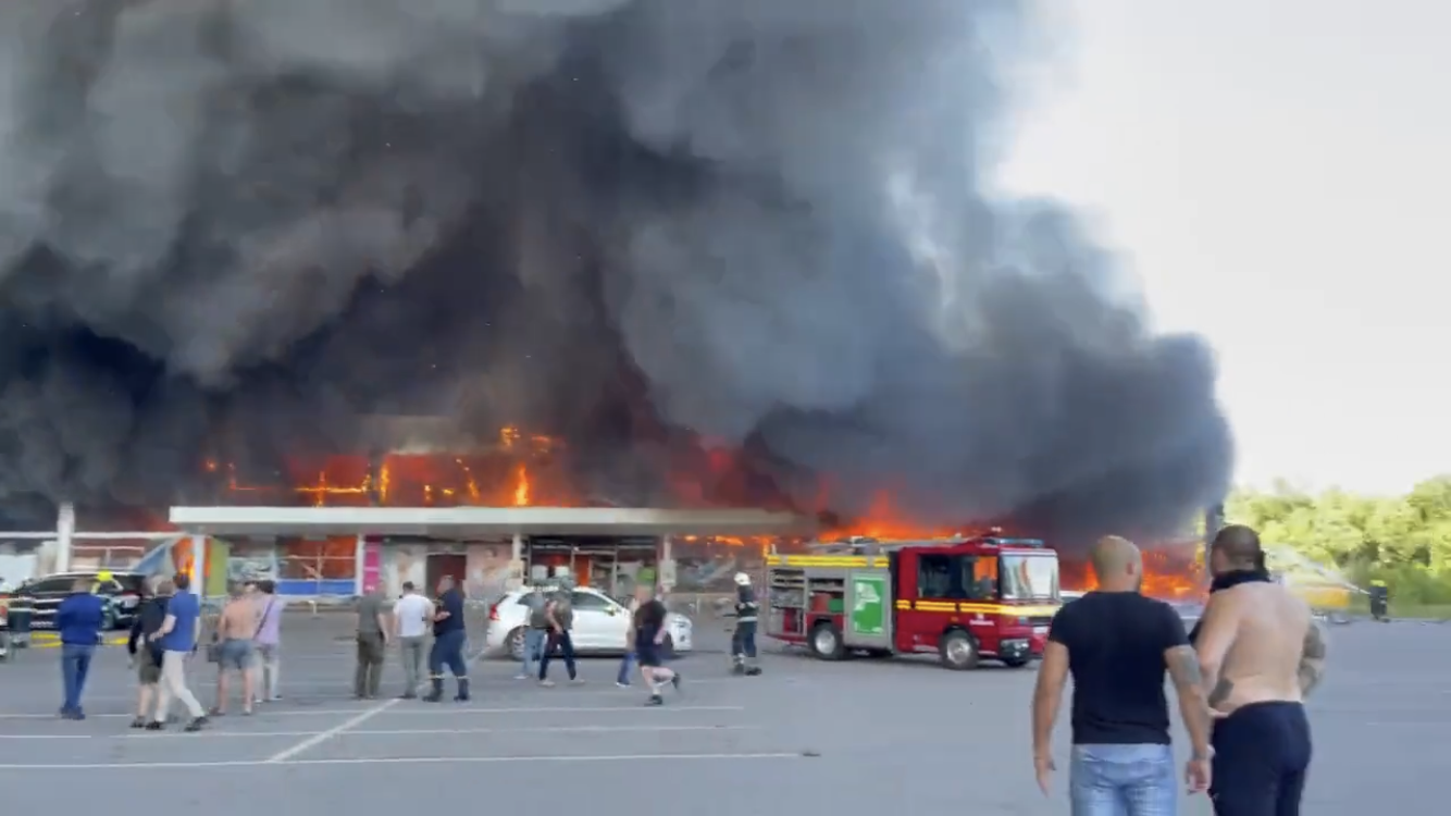En el ataque ruso a un centro comercial en Ucrania, al menos dos personas murieron y 20 más resultaron heridas, nueve de ellas de carácter grave.