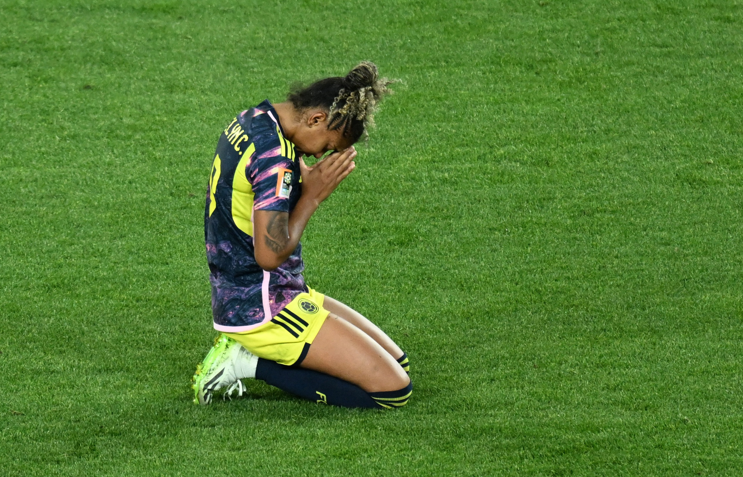 Jorelyn Carabalí reacciona a la derrota de Colombia ante Inglaterra.