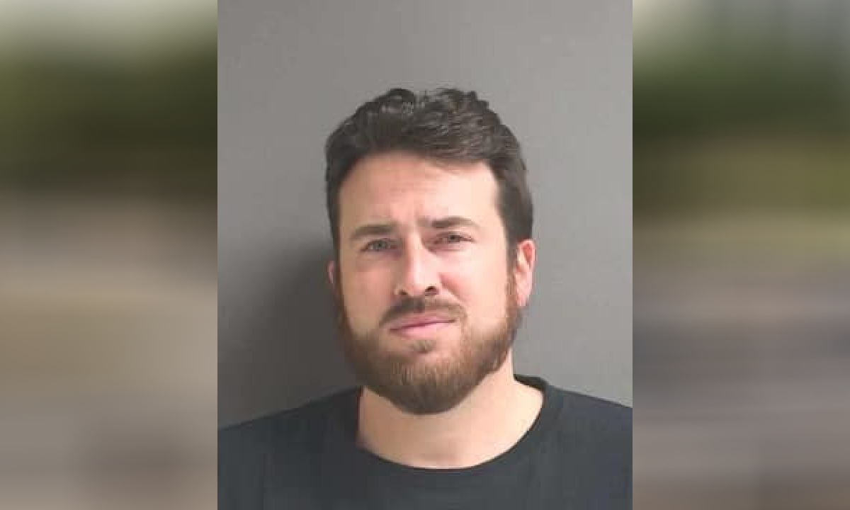 El arresto de Arin Hankerd, se logró tras la denuncia de la madre de la menor, quien se dio cuenta que el profesor y la alumna tenían relaciones sexuales indebidas desde el pasado mes de enero, y que el hombre le enviaba imágenes explícitas a la menor.