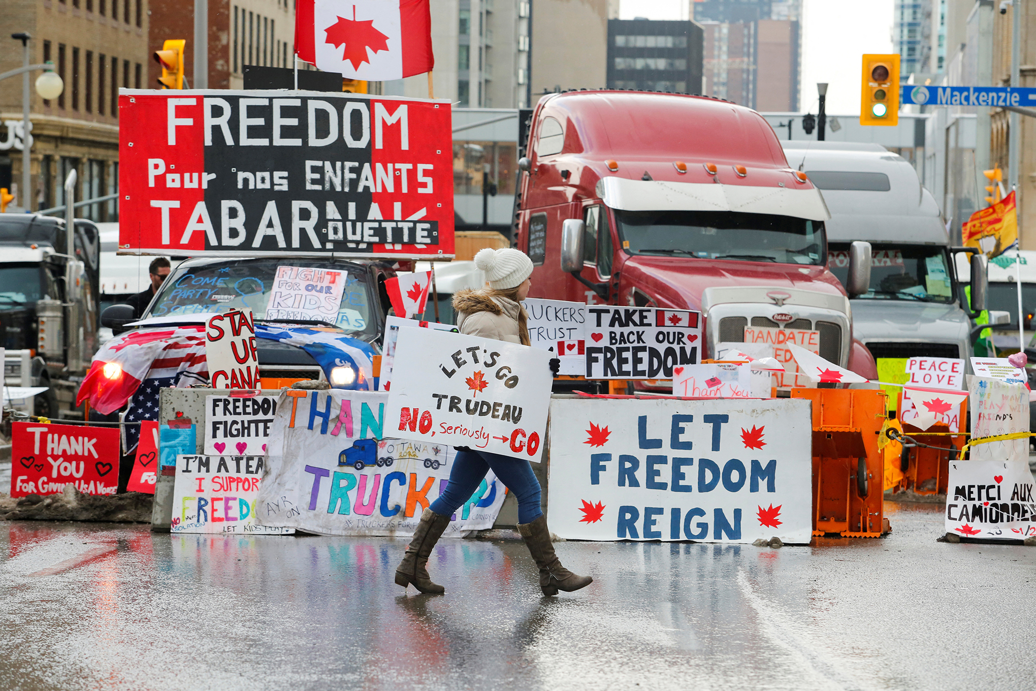 Persona lleva un cartel mientras los camioneros y sus seguidores continúan protestando contra los mandatos de vacunación contra la enfermedad del coronavirus (COVID-19), en Ottawa, Ontario, Canadá. Foto REUTERS/Patrick Doyle