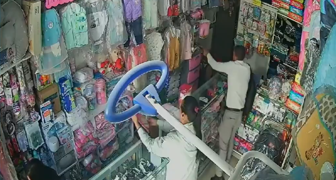 Cuatro presuntos delincuentes distrajeron a la vendedora para efectuar el robo.