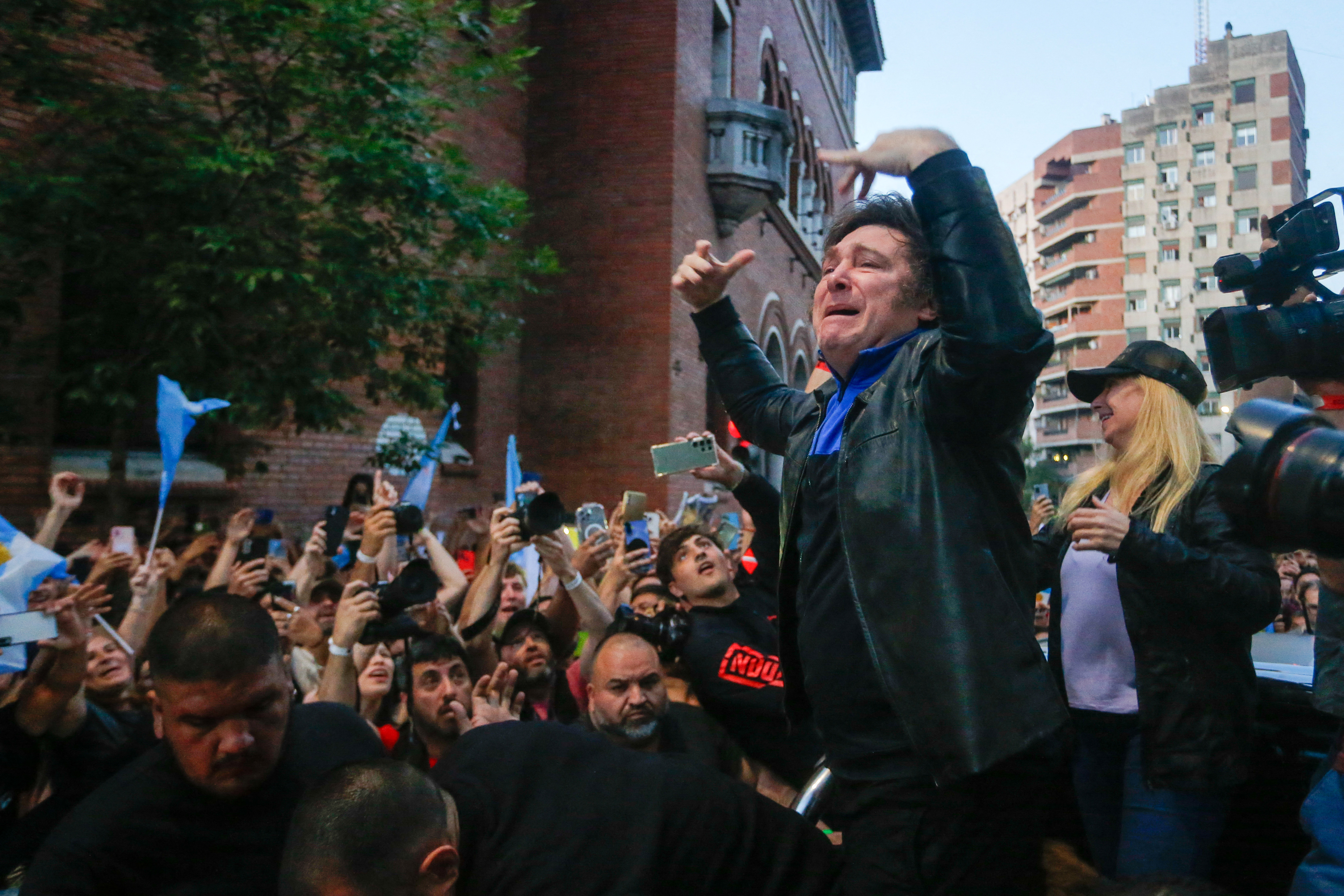 El congresista argentino y candidato presidencial por la Alianza Avanza La Libertad, Javier Milei (R), saluda a sus seguidores durante el cierre de su campaña electoral en Córdoba, Argentina, el 16 de noviembre de 2023. (Foto de DIEGO LIMA / AFP)
