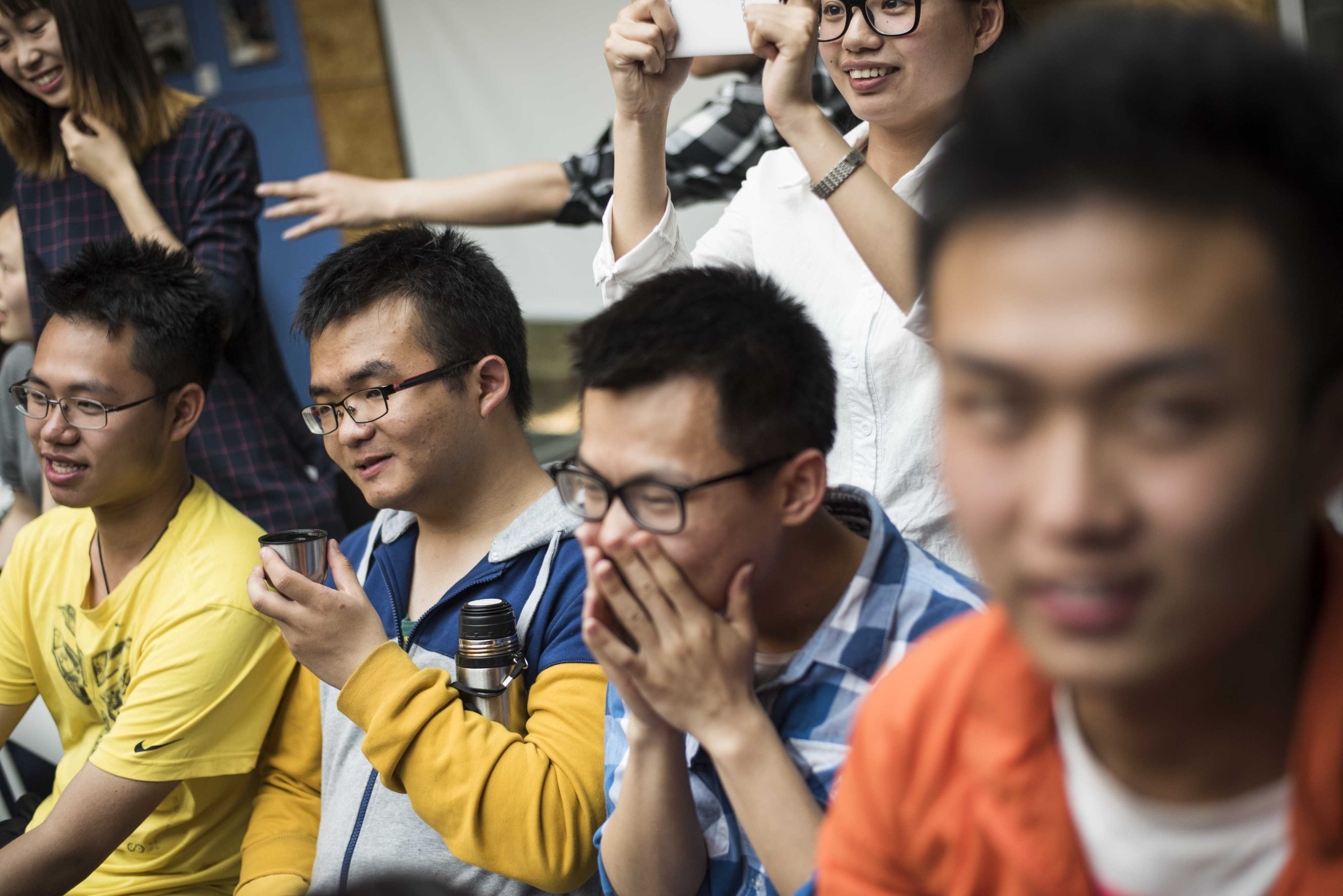 Alumnos se ríen en las clases de seducción de la universidad de Tianjin, en China