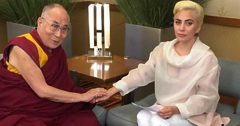 Dalái lama y Lady Gaga durante una conferencia de alcaldes organizada en el estado de Indiana (Estados Unidos).