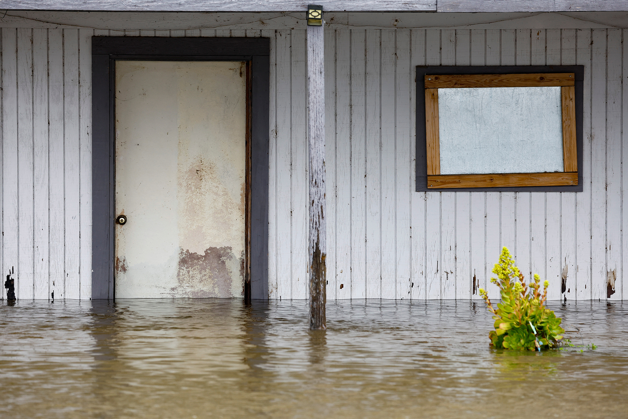 Una casa se encuentra parcialmente bajo el agua después de la inundación del río San Joaquín, en Manteca, California, EE. UU. 19 de marzo de 2023.