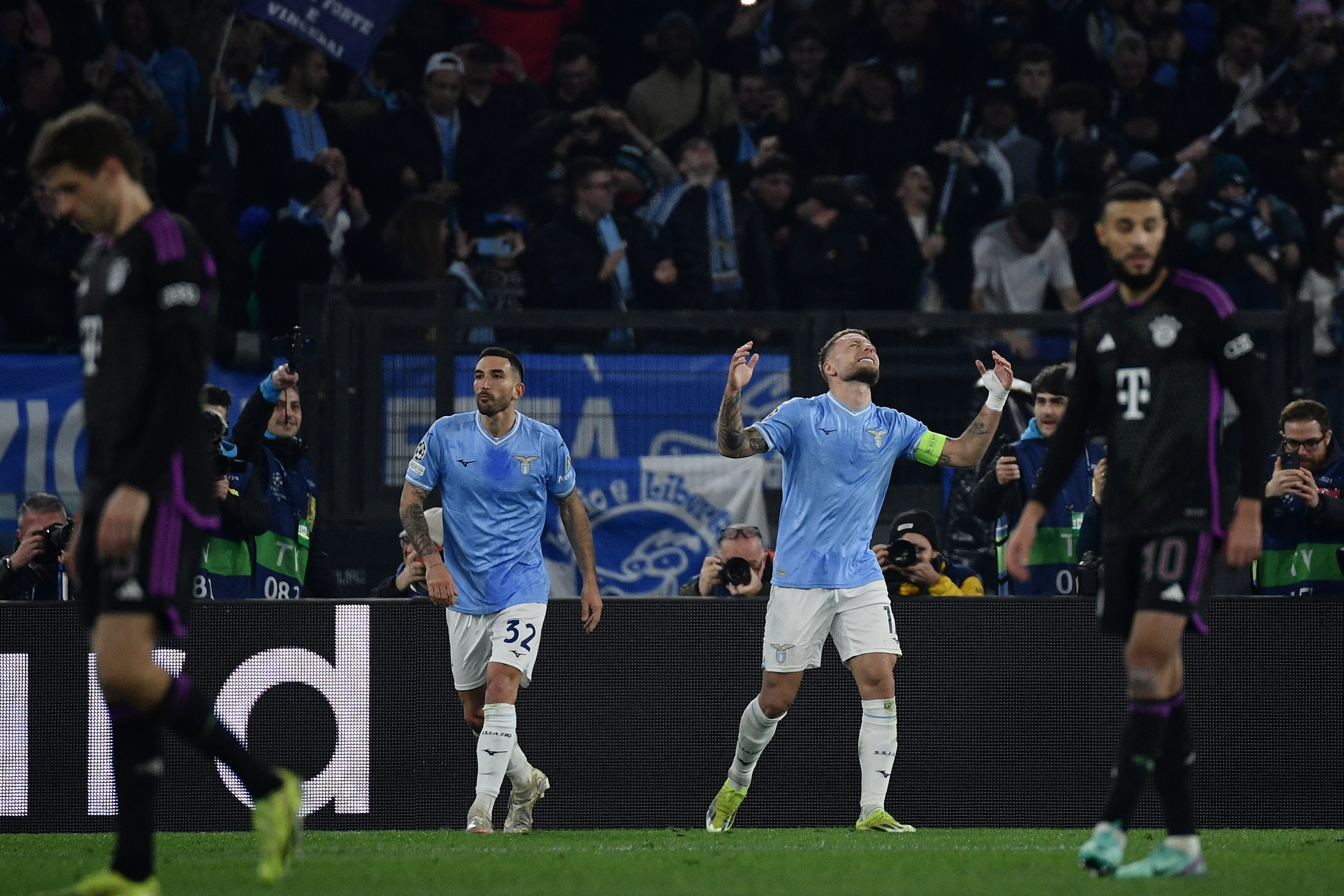 Ciro Immobile celebra tras marcar un penalti durante el partido de ida de octavos de final de la Liga de Campeones de la UEFA entre el Lazio y el Bayern de Múnich en el estadio Olímpico el 14 de febrero de 2024 en Roma.