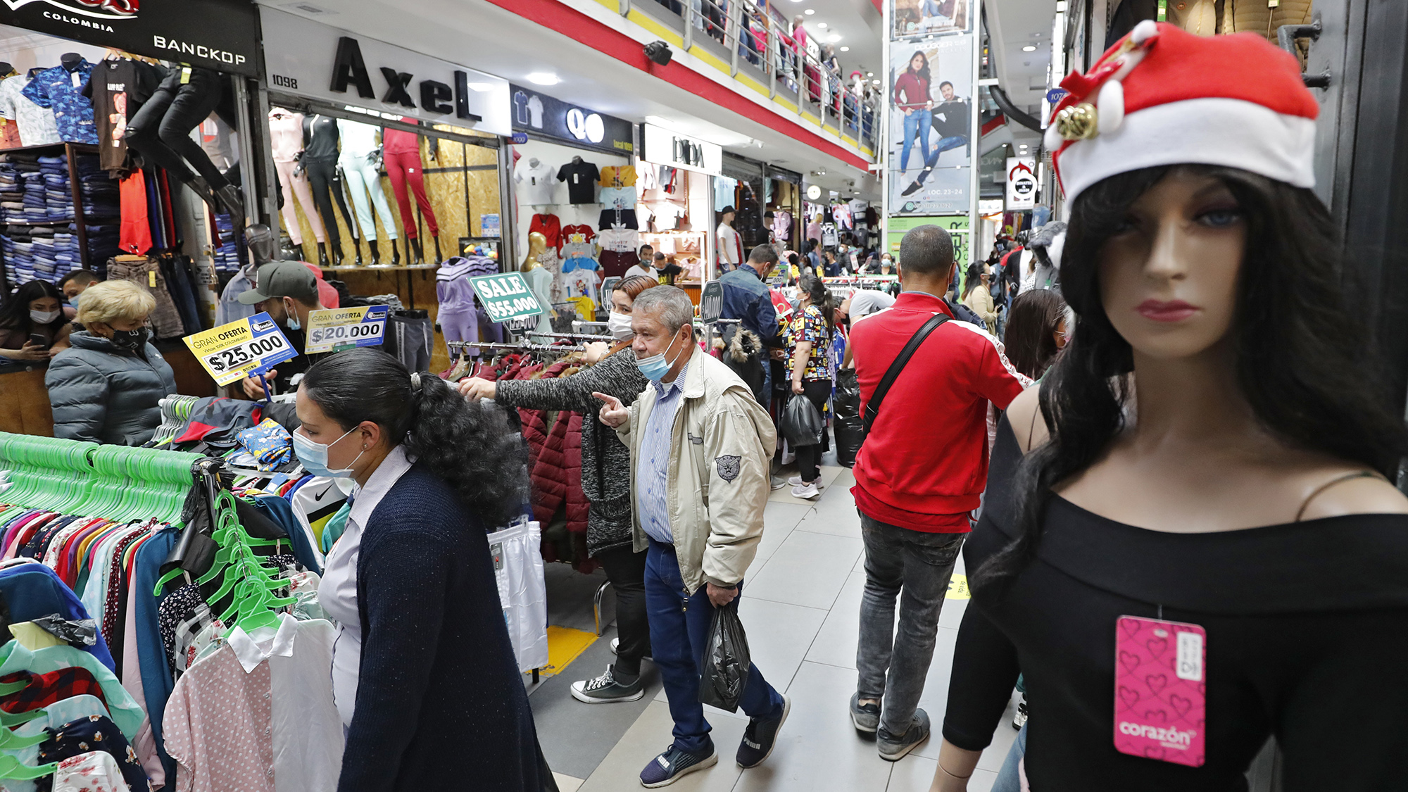 Segundo dia sin iva comerci de vestuarioCentro Comercial El Gran SanBogota nov 19 del 2021Foto Guillermo Torres Reina / Semana