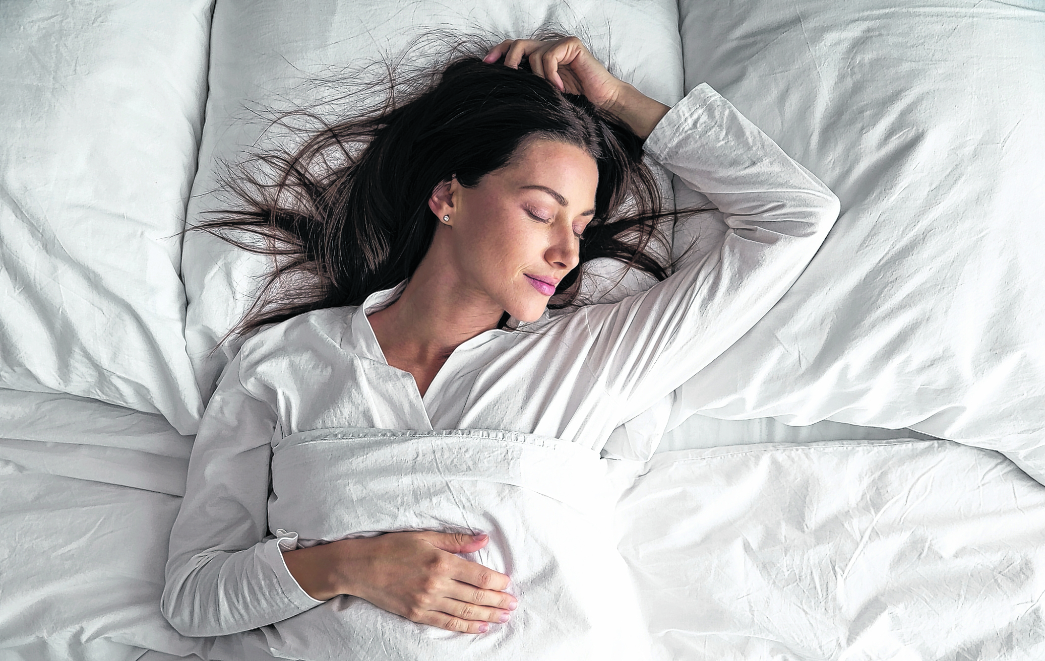 Una o dos horas antes de ir a la cama se debe evitar la exposición a las pantallas de aparatos tecnológicos: televisores, portátiles, tabletas, celulares. Use cortinas oscuras para bloquear la luz o una máscara protectora para los ojos. La luz de la habitación debe ser de color cálido.