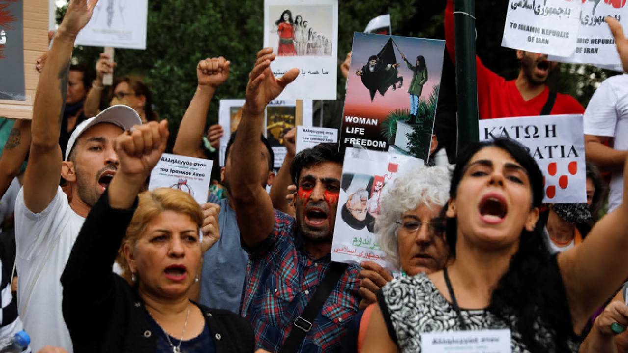 Manifestantes chocan con la policía antidisturbios, durante una protesta tras la muerte de Mahsa Amini, frente a la Embajada de Irán, en Atenas. -Foto: Reuters. / Autor: Costas Baltas.