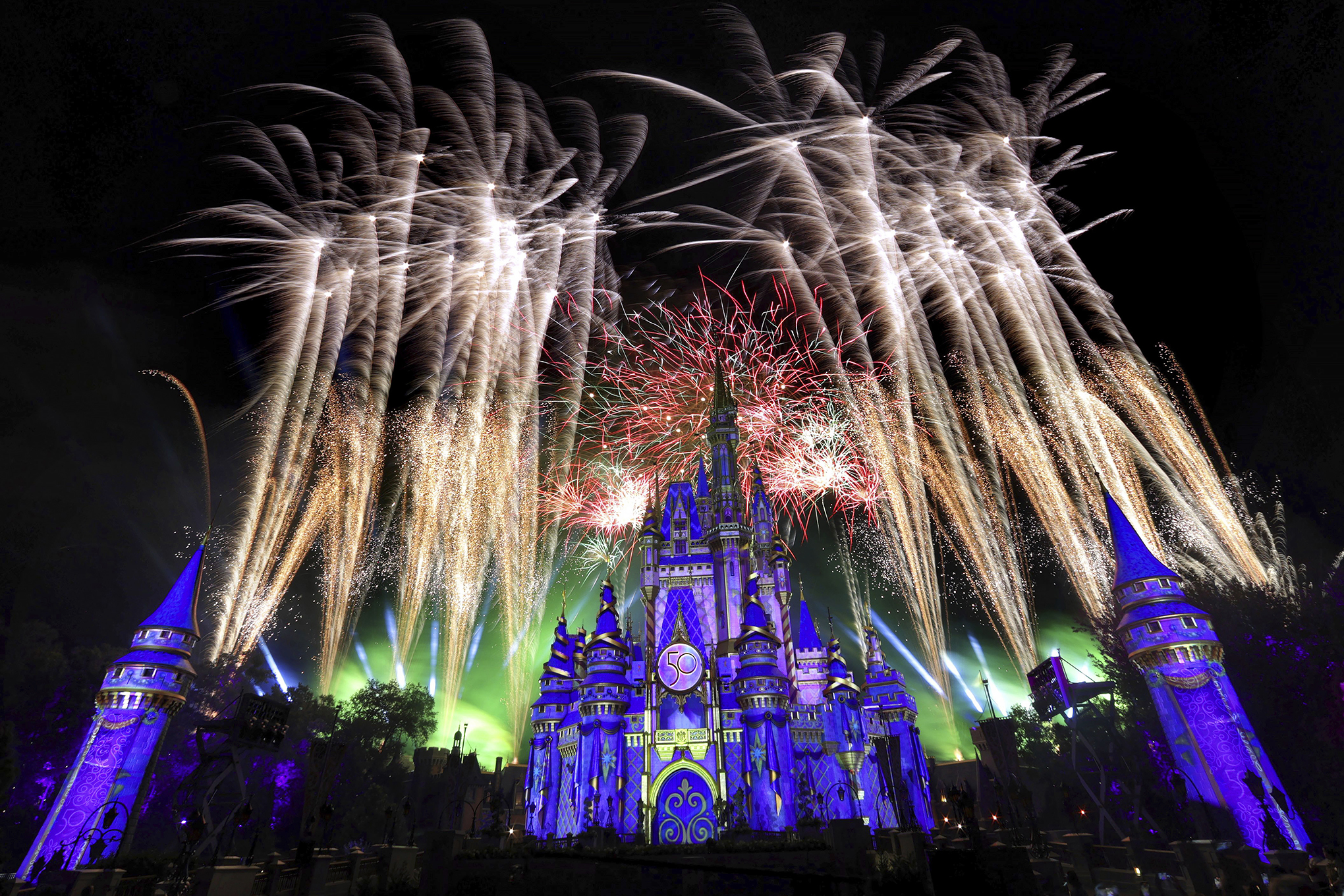 Lanzamiento de fuegos artificiales sobre el Castillo de Cenicienta en Magic Kingdom para conmemorar el 50 aniversario de Walt Disney World, en Lake Buena Vista, Florida, el jueves por la noche, 30 de septiembre de 2021. Disney World celebró con una ceremonia de rededicación y un primer vistazo al nuevo Magic Kingdom. espectáculo de fuegos artificiales, 'Disney Enchantment'. Los nuevos fuegos artificiales debutarán para los visitantes el viernes 1 de octubre, 50 años después de la apertura del parque en 1971 Foto AP / Joe Burbank / Orlando Sentinel.