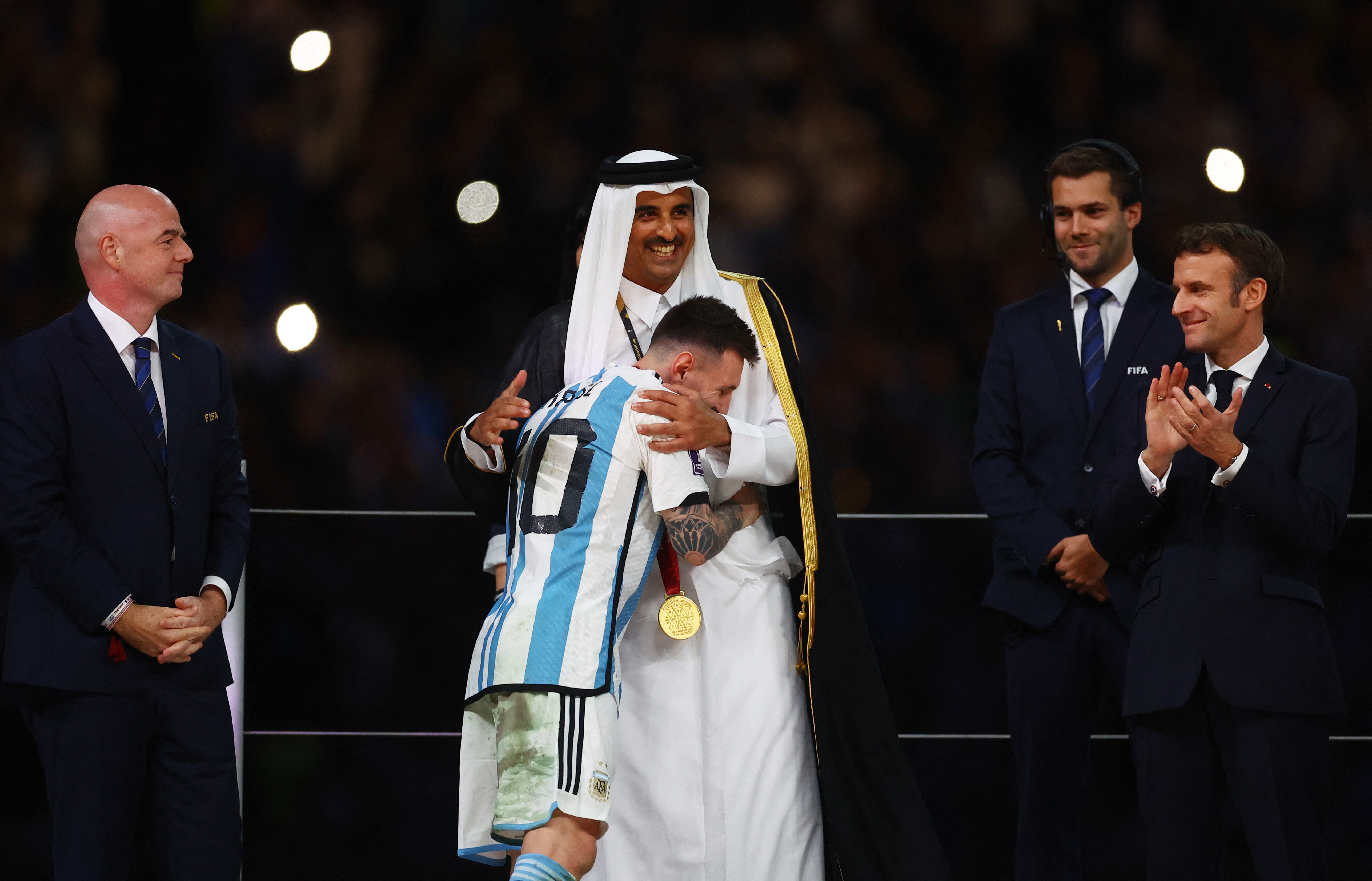 El abrazo de Lionel Messi con el Emir de Qatar Sheikh Tamim bin Hamad Al Thani