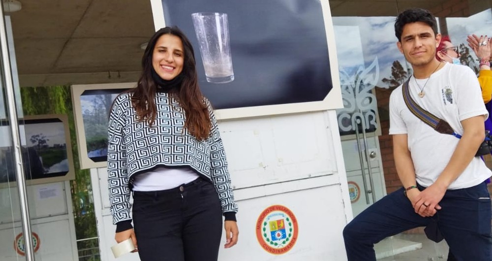 Villapinzón (Cundinamarca), 28 de agosto de 2021. Lina Barrero, ingeniera ambiental, y Camilo Sánchez Moreno, fotógrafo independiente, durante la inauguración de la exposición 'Vasito de Río', un recorrido por las aguas del Río Bogotá.