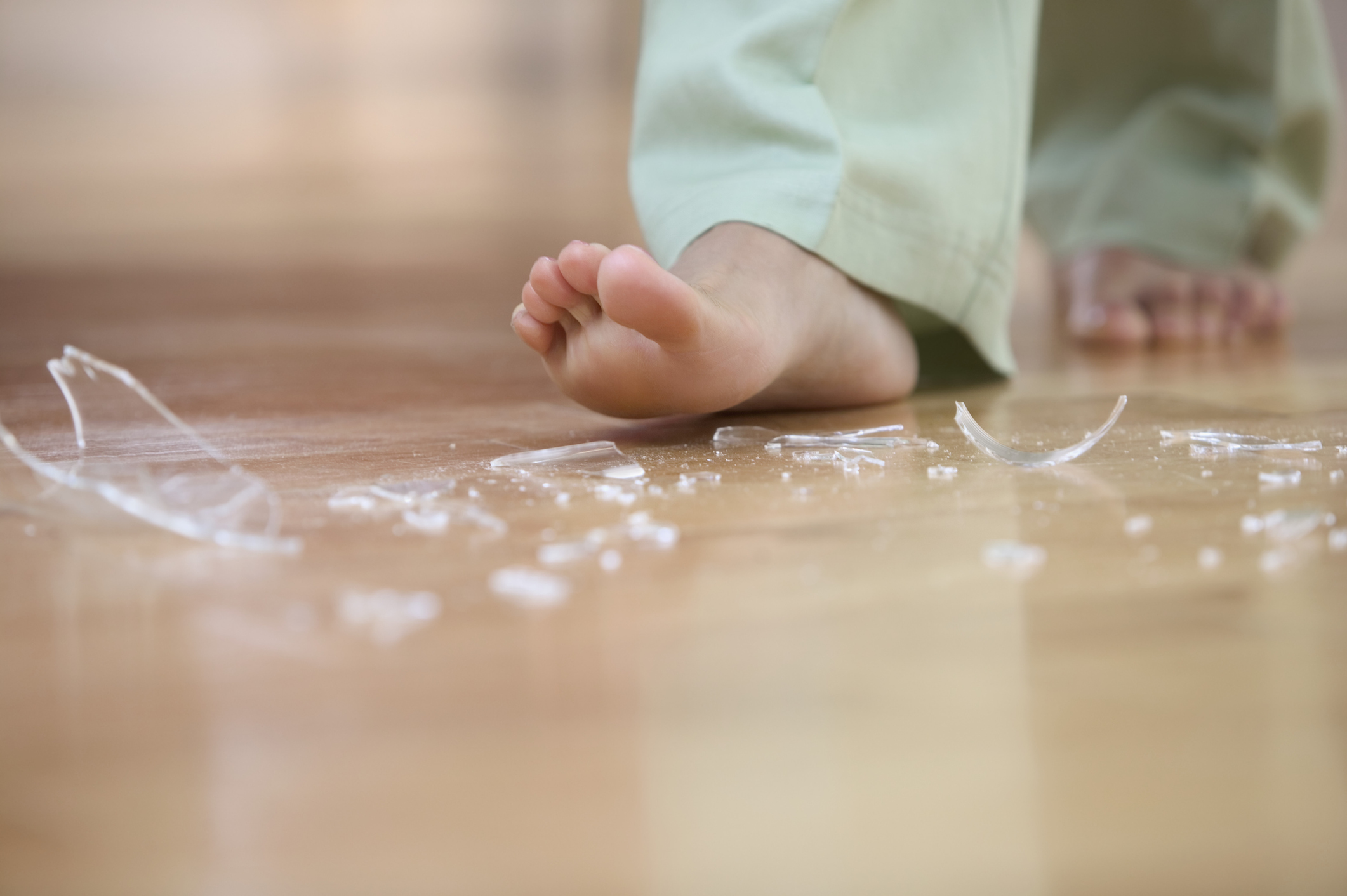 Los vidrios rotos en el piso pueden convertirse en una arma peligrosa.