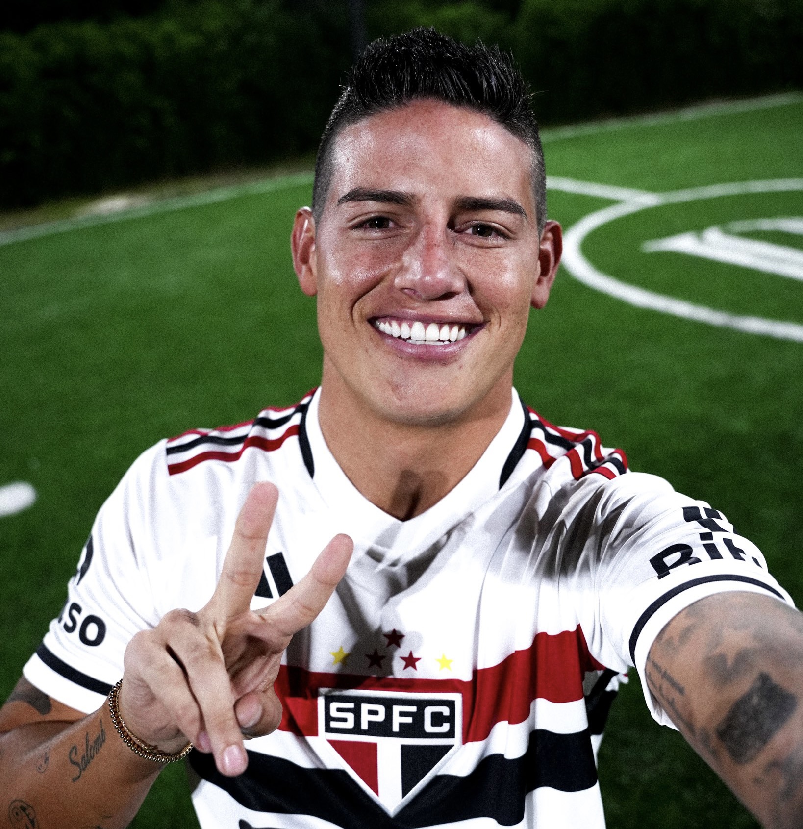 James Rodríguez posando con la camiseta del Sao Paulo.