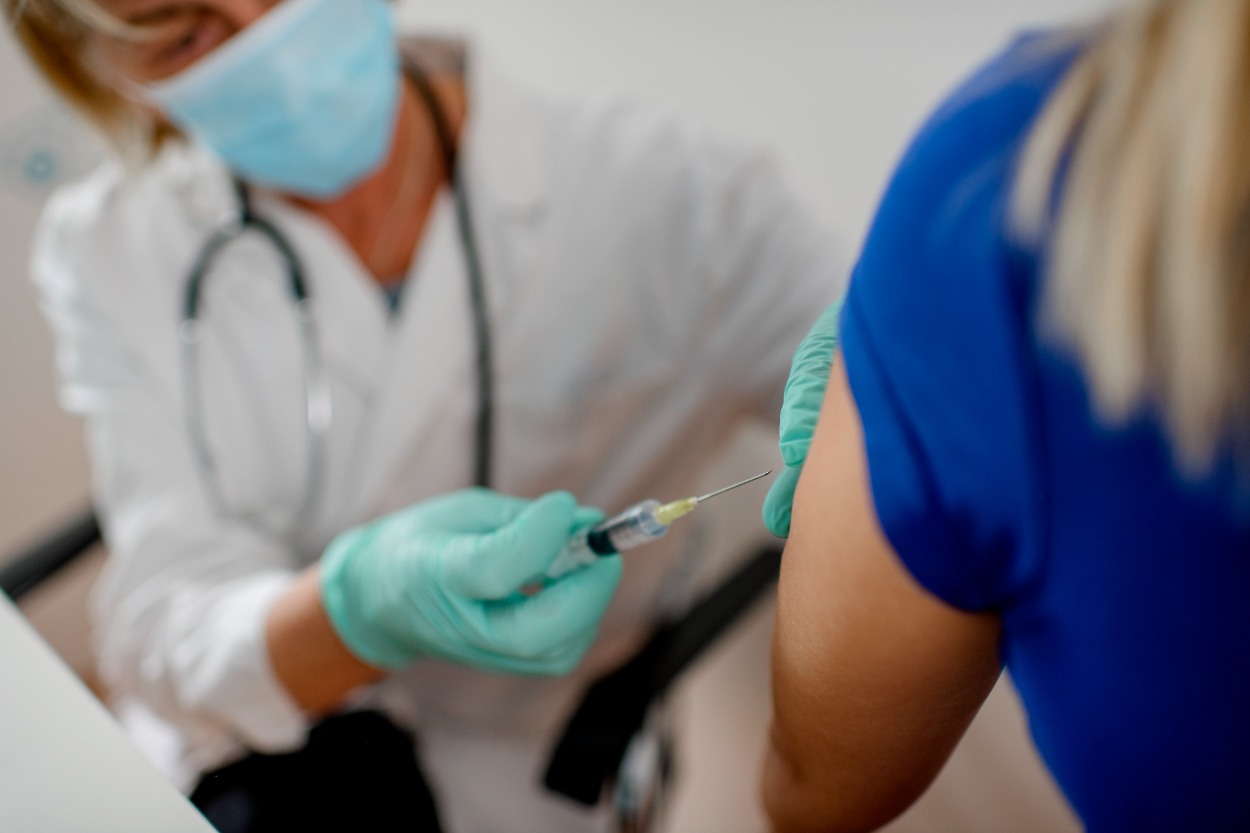 Estudios recientes han demostrado que la vacuna contra la influenza reduce el riesgo de enfermarse entre un 40 y un 60 por ciento en la población general.