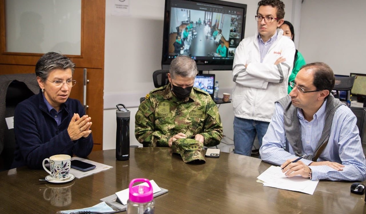 La alcaldesa de Bogotá, Claudia López, junto al ministro de Hacienda en el Puesto de Mando Unificado de la capital