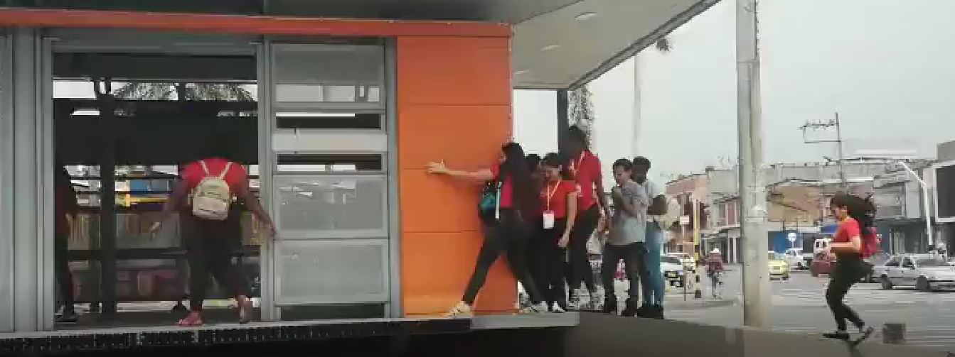 Así fueron captados diferentes ciudadanos ingresando de manera fraudulenta a una estación del MIO en Cali.