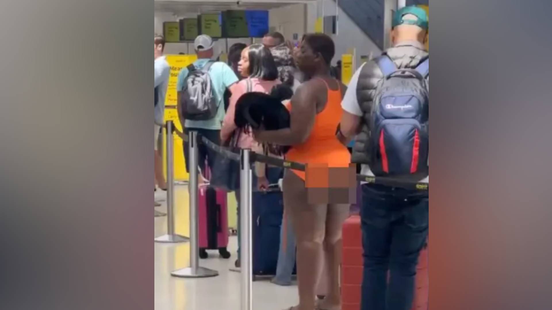 En video: una mujer semidesnuda en la fila para abordar un vuelo, causa  controversia “esto no está bien”