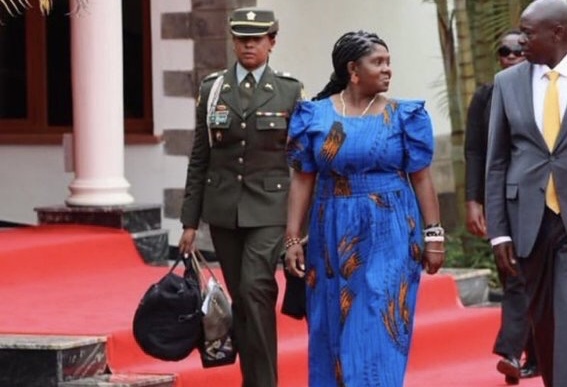 A las críticas a la vicepresidenta, Francia Márquez por su viaje a África, se sumó un duro cuestionamiento por una imagen en la que aparece una uniformada de la Policía Nacional, que la acompañó en el periplo cargándole su bolso personal.