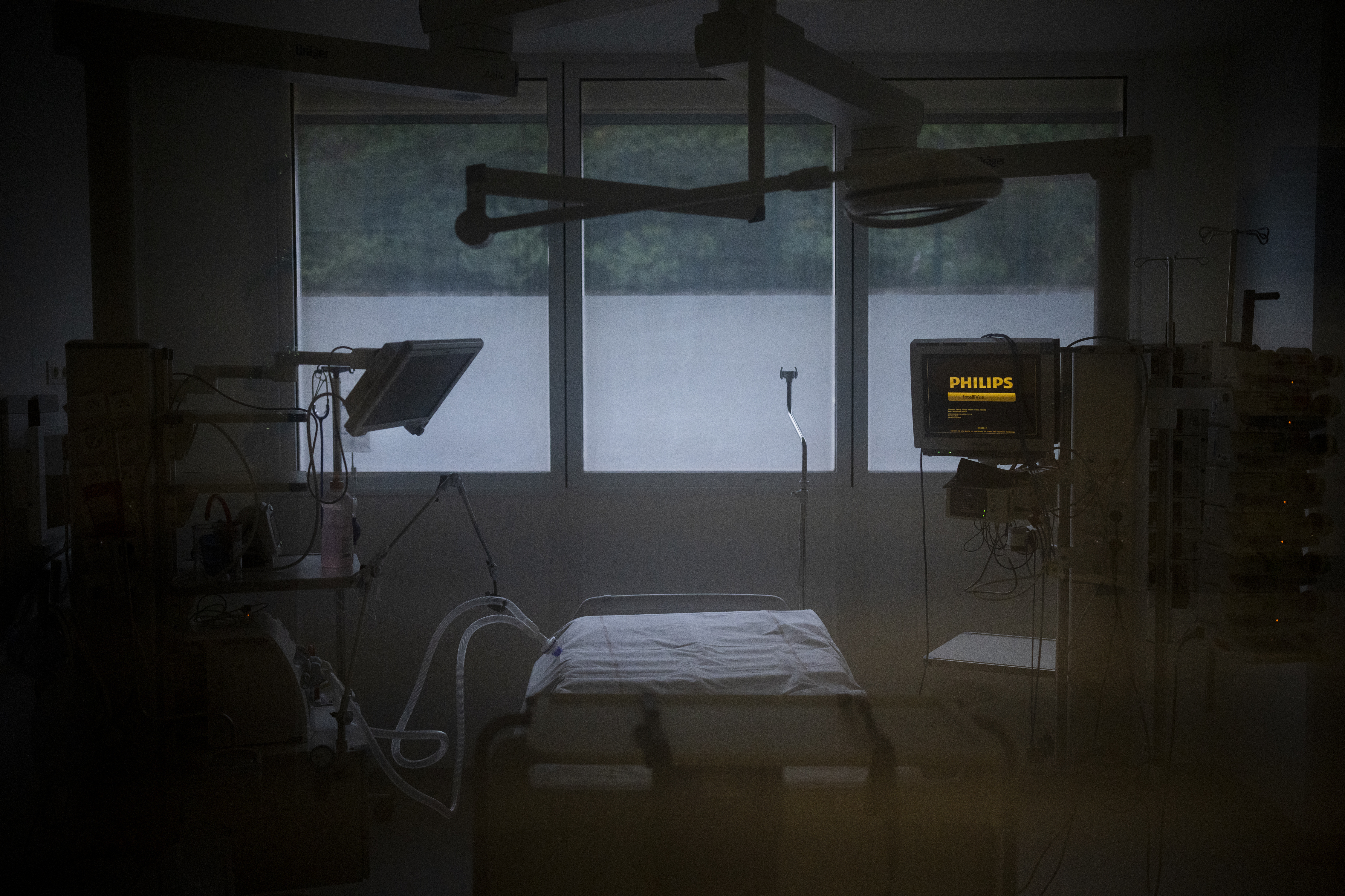 An empty bed in the COVID-19 intensive care unit at the la Timone hospital in Marseille, southern France, Thursday, Dec. 23, 2021. Marseille's La Timone Hospital, one of France's biggest hospitals, has weathered wave after wave of COVID-19. On Christmas Eve, medical personnel decorated a fir tree in the corridor and seized a moment for a communal meal in their scrubs, trying to maintain a semblance of holiday spirit in between rounds. (AP Photo/Daniel Cole)