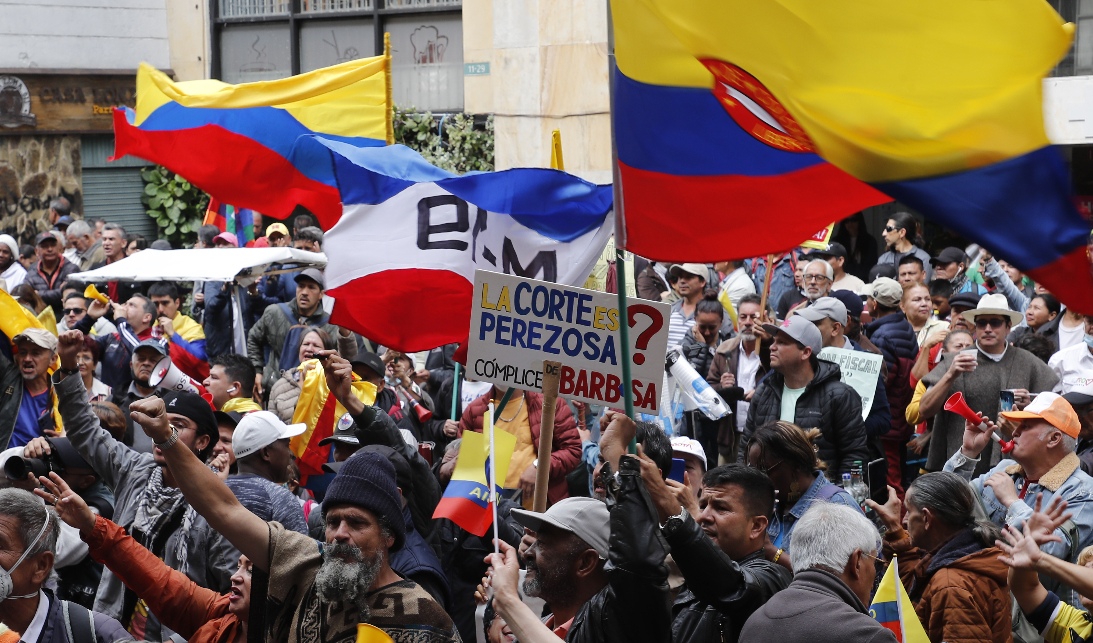 Manifestantes del M 19 presionando a la Corte  Suprema para elegir Fiscal