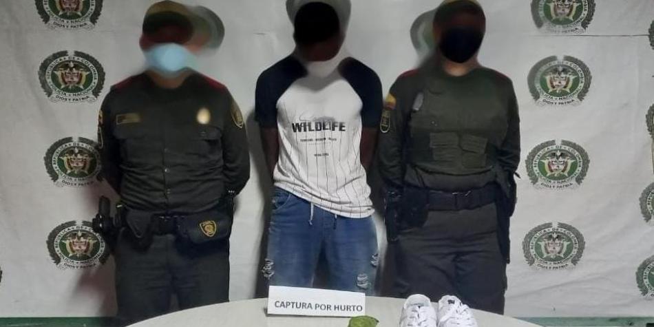 El hombre fue capturado por las autoridades algunas cuadras después