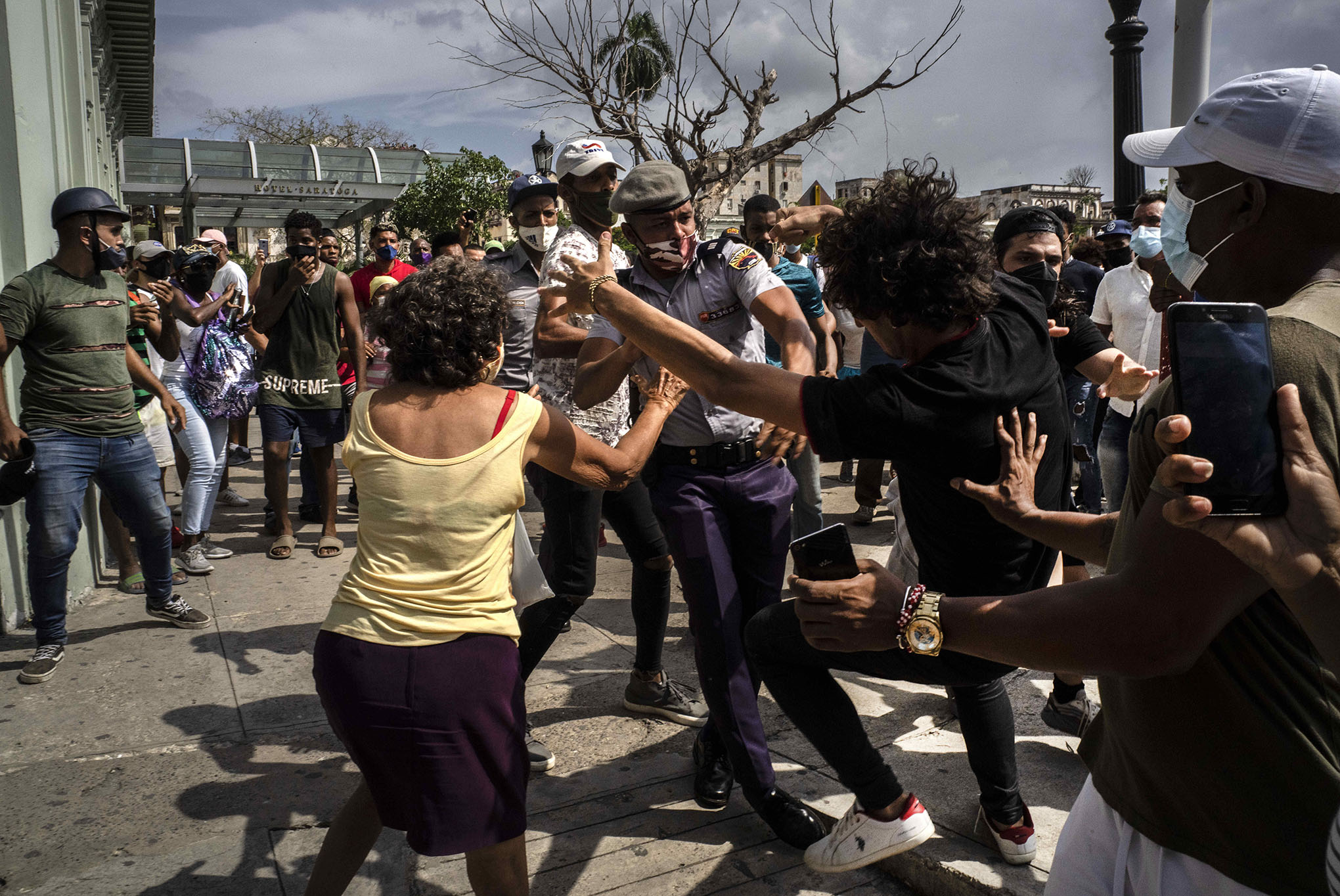 La policía pelea y detiene a un manifestante antigubernamental durante una protesta en La Habana, Cuba, el domingo 11 de julio de 2021. Cientos de manifestantes salieron a las calles en varias ciudades de Cuba para protestar contra la escasez de alimentos y los altos precios en medio de la crisis sanitaria por la pandemia de coronavirus. Foto: AP / Ramón Espinosa.
