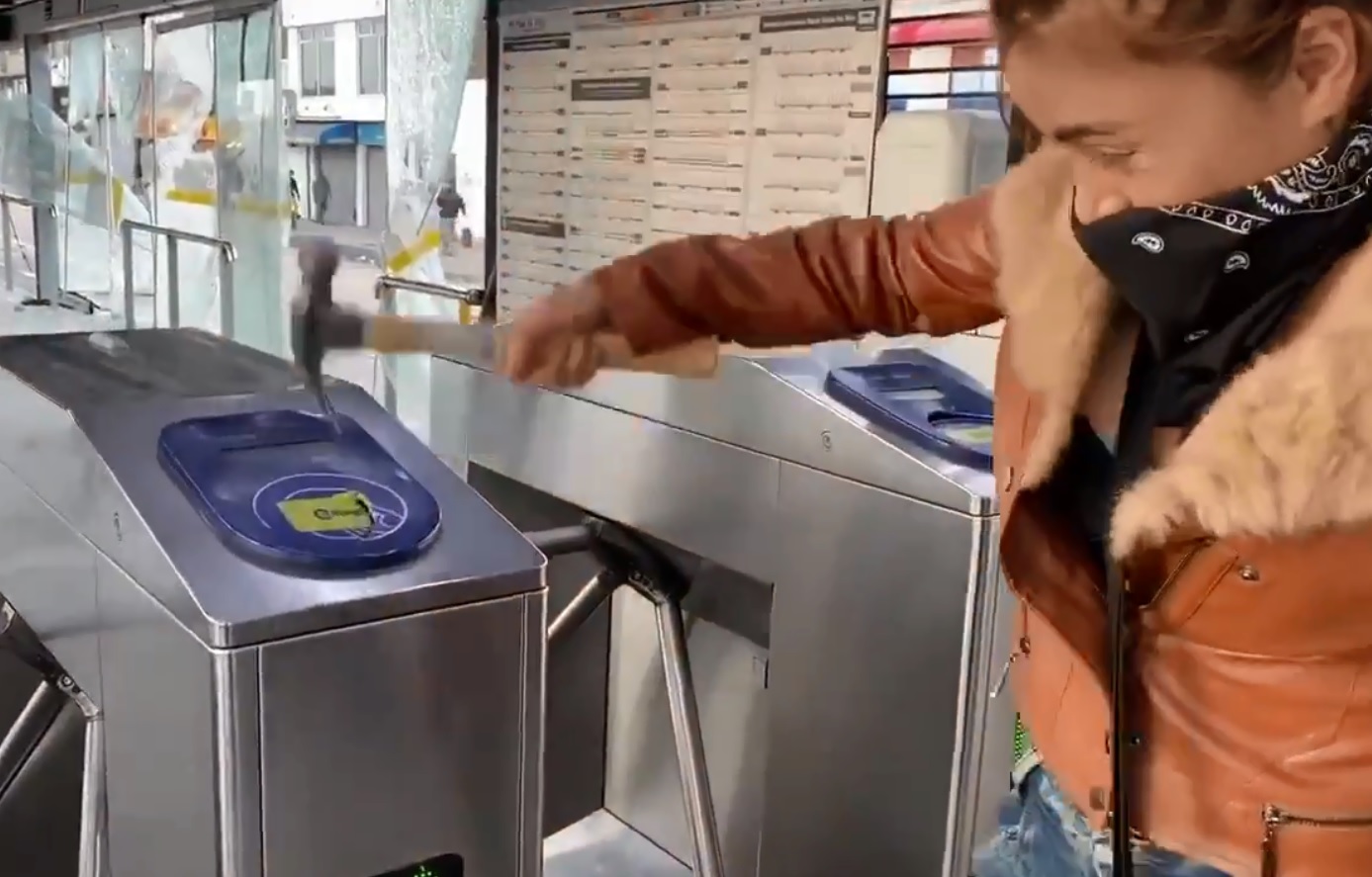 Daneidy Barrera Rojas, conocida en redes sociales como 'Epa Colombia', es investigada por un video en el que se mostraba cómo vandalizaba una estación de Transmilenio, en Bogotá.