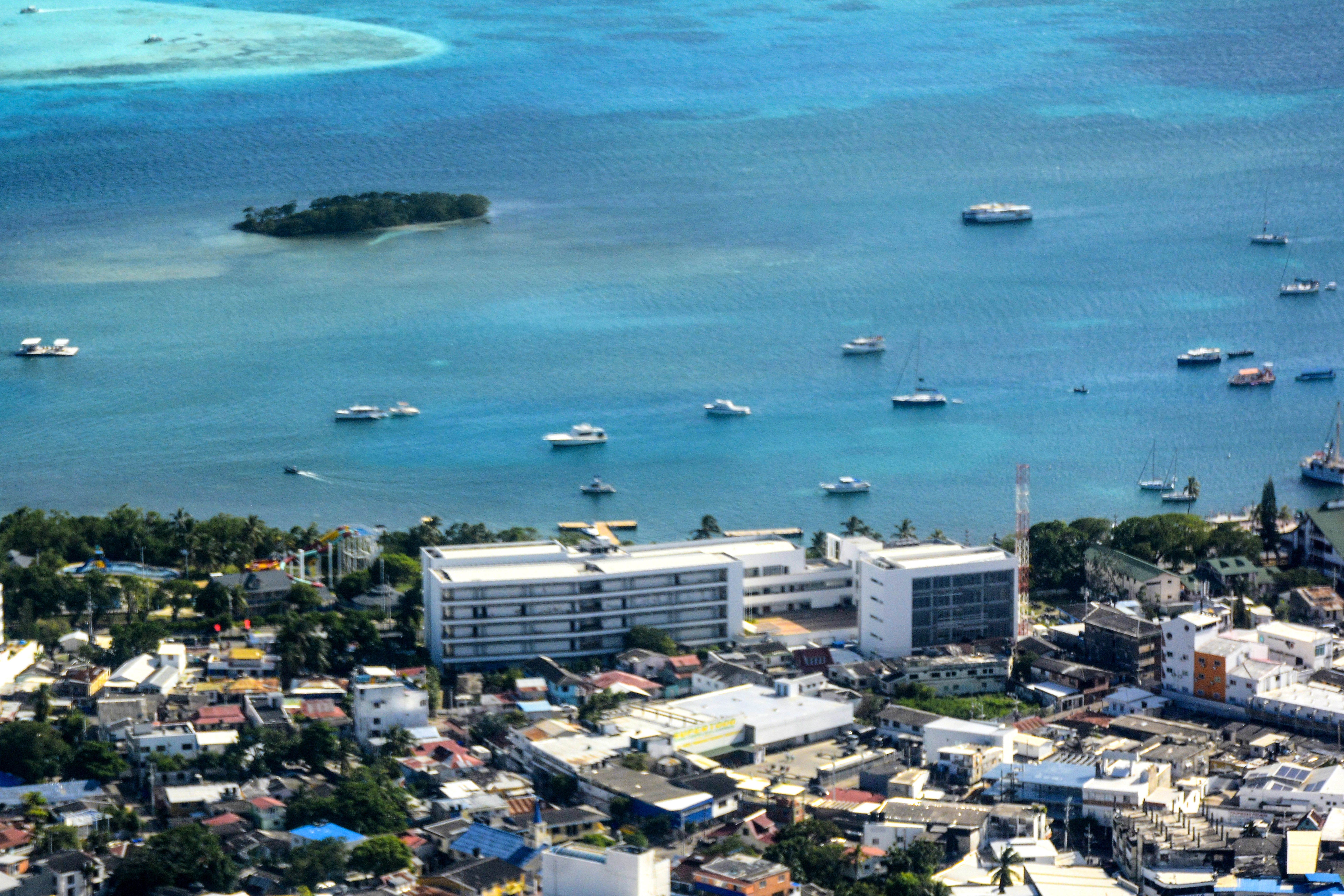 El destino del mar territorial colombiano en el occidente del Caribe fue definido por la Corte Internacional de Justicia, en respuesta a la demanda presentada por Nicaragua sobre la delimitación de la plataforma continental, en la cual la Corte de La Haya falló a favor de Colombia.