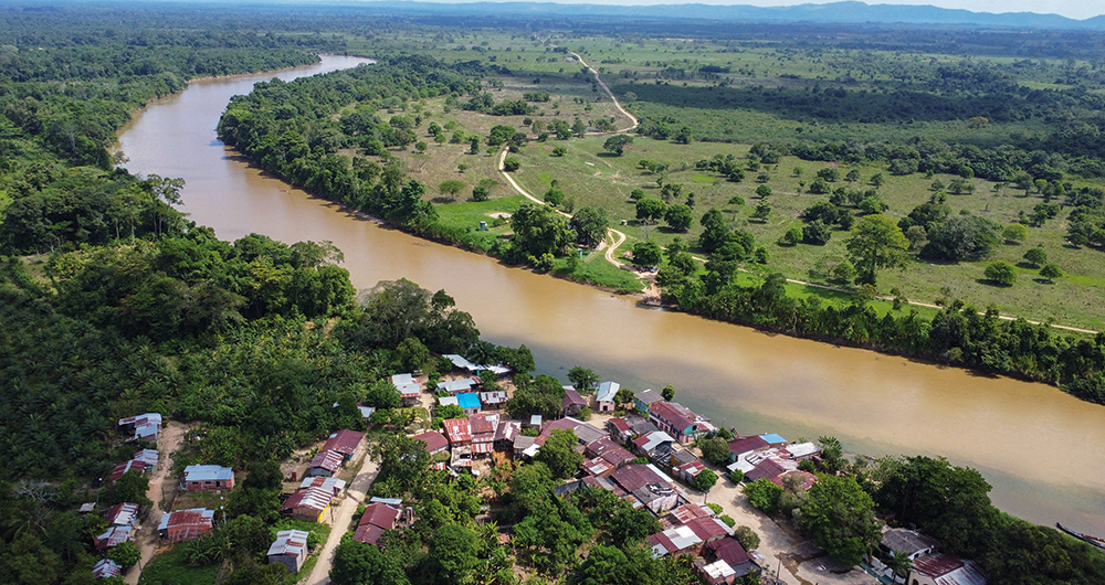 La región del Catatumbo ajusta diez días en guerra por cuenta del ELN y las disidencias de las Farc. Más de 40.000 personas han sido desplazadas del territorio y 12.000 más están confinadas. La fuerza pública intentará tomar el control.
