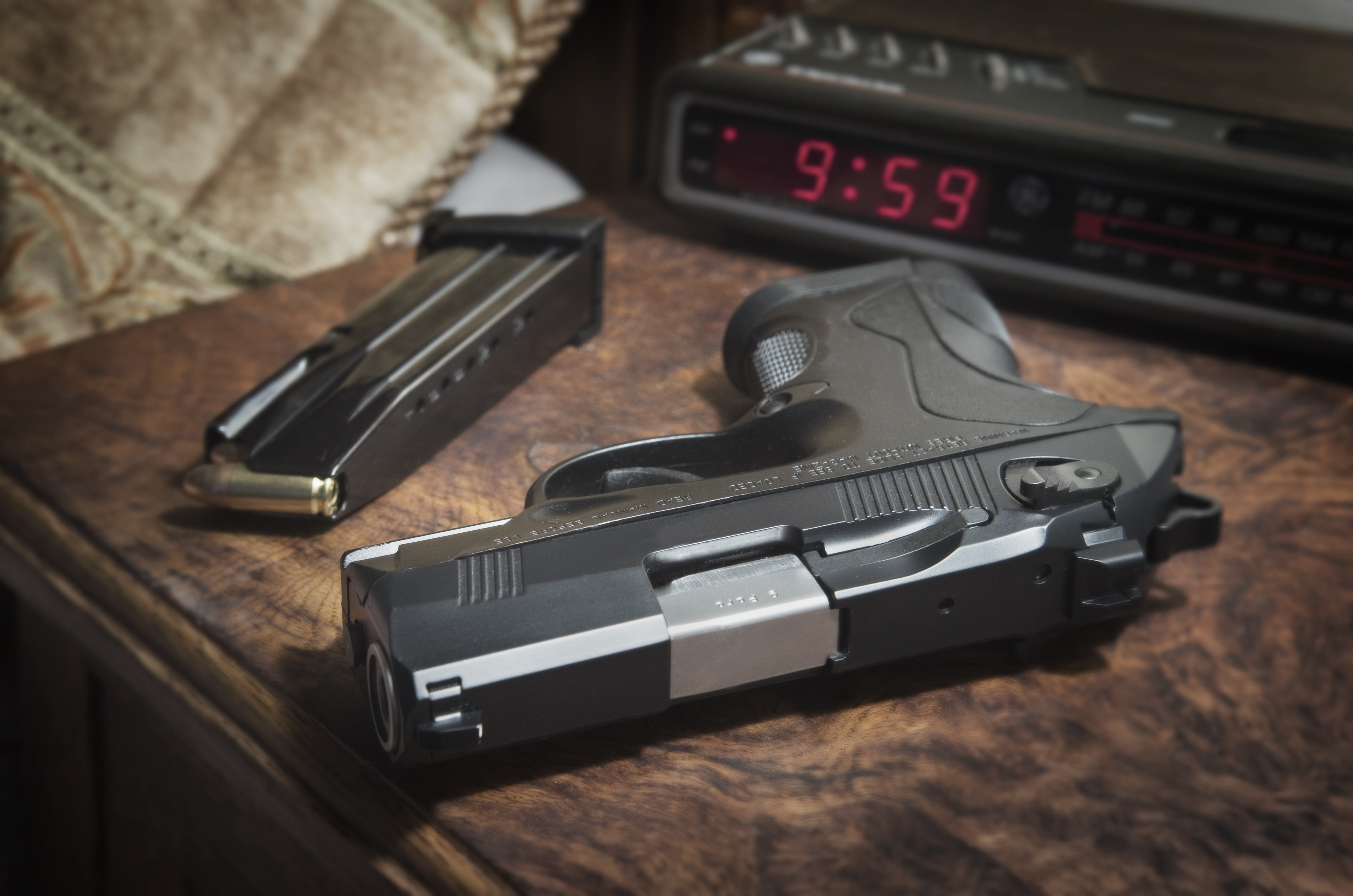 Pistola semiautomática Beretta PX4 Storm de 9 mm en la mesita de noche junto a la cama
