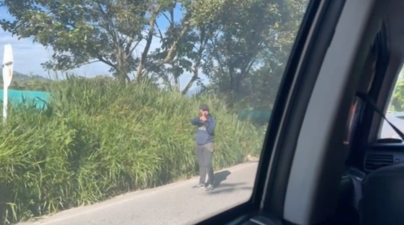 Estos tensionantes momentos entre el Ejército y hombres de seguridad de cabecillas de las disidencias de las Farc de alias Calarcá en Antioquia. En camionetas de la UNP