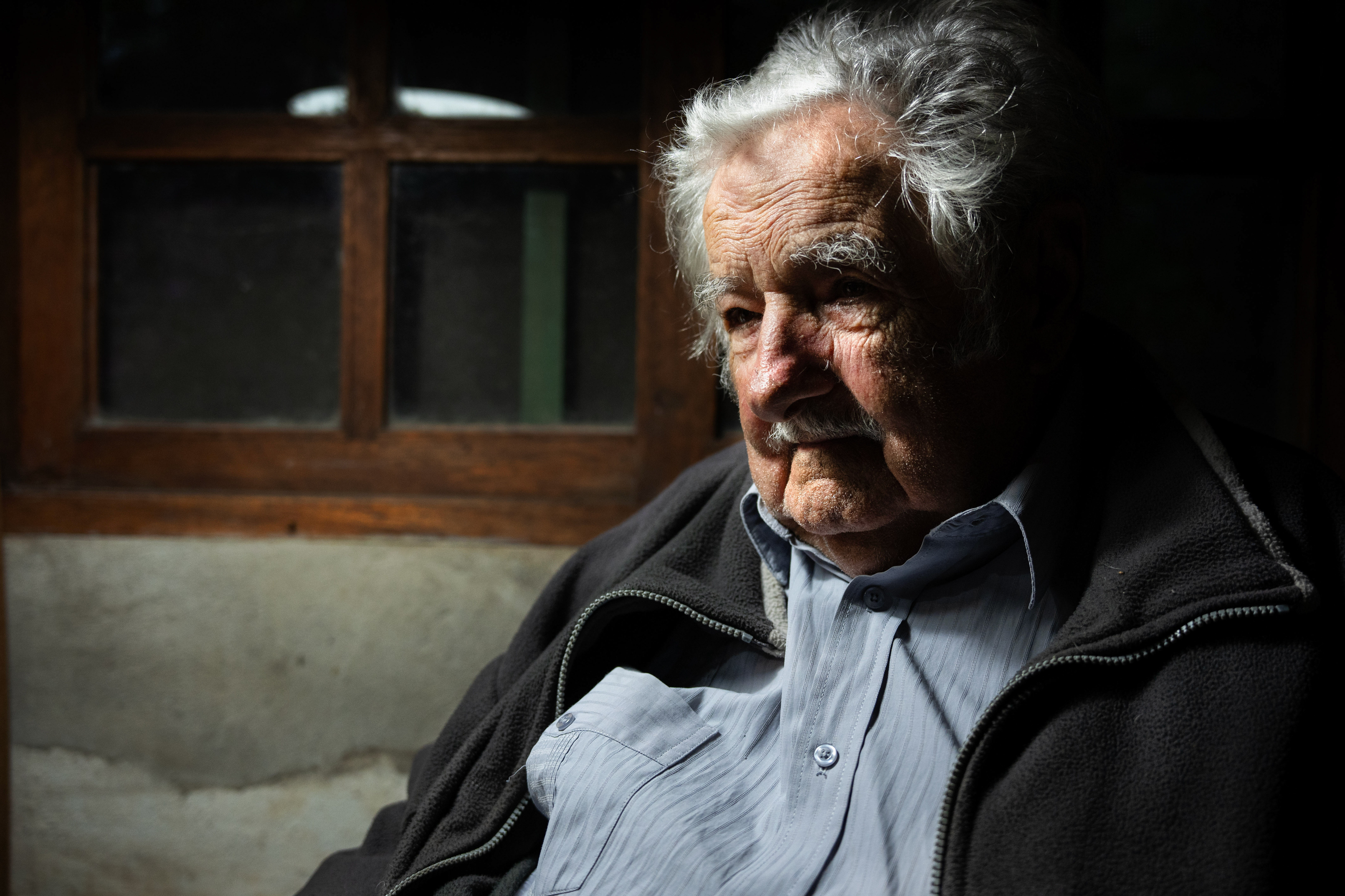 El expresidente de Uruguay José Mujica posa en el comedor de su casa en Montevideo.
Lucía Topolansky, de origen próspero, se unió a un movimiento en 1967, enfrentándose a persecución y prisión hasta la amnistía en 1985. Posteriormente, se convirtió en vicepresidenta de Uruguay y, junto a su marido, el ex presidente José "Pepe" Mujica, sigue siendo una figura destacada a nivel nacional. e internacionalmente.