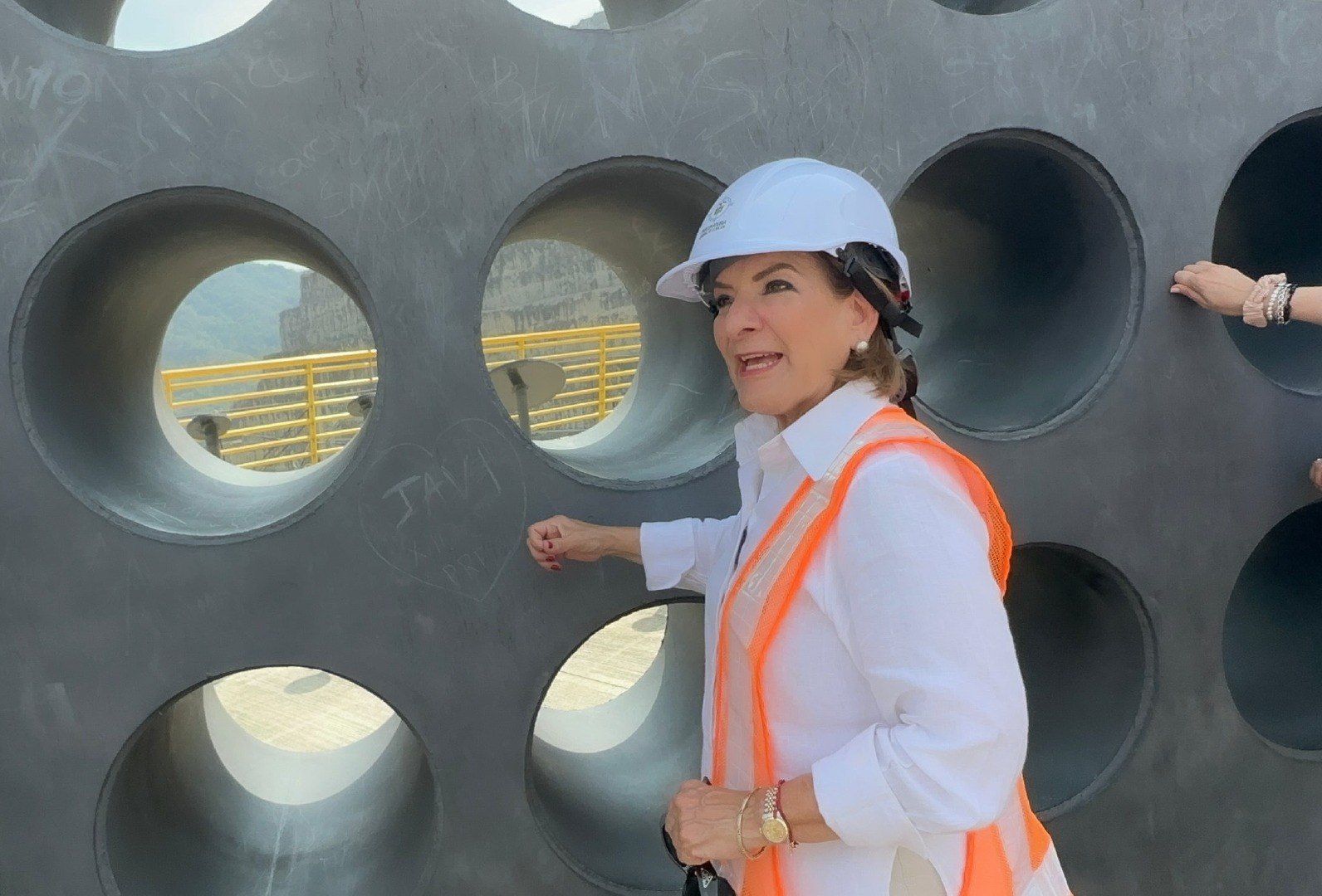 La jefe del Ministerio Público afirmó en la visita a Hidroituango, que la hidroeléctrica, con las cuatro unidades en funcionamiento, genera el 10 por ciento de energía que requiere el país. Foto: Procuraduría General