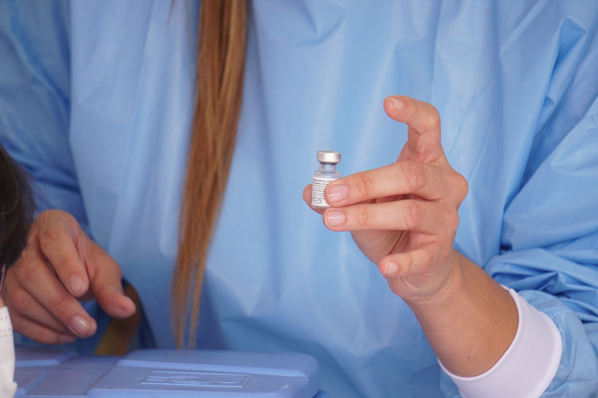 Un trabajador de Covid-19 VaHealth muestra un frasco de la vacuna Pfizer-BioNTech Covid-19. (Foto de: Daniel Garzon / VW Pics / Universal Images Group a través de Getty Images) Acreditación en Colombia