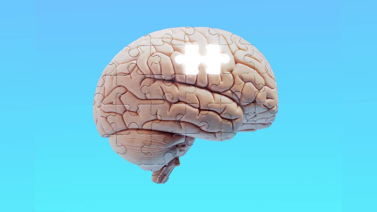 Mayo Clinic señala que el consumo de grandes cantidades de alcohol provoca cambios en el cerebro.