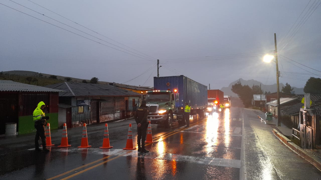 Como vía alterna los conductores deben utilizar la del Alto de la Línea – Cajamarca - Ibagué.