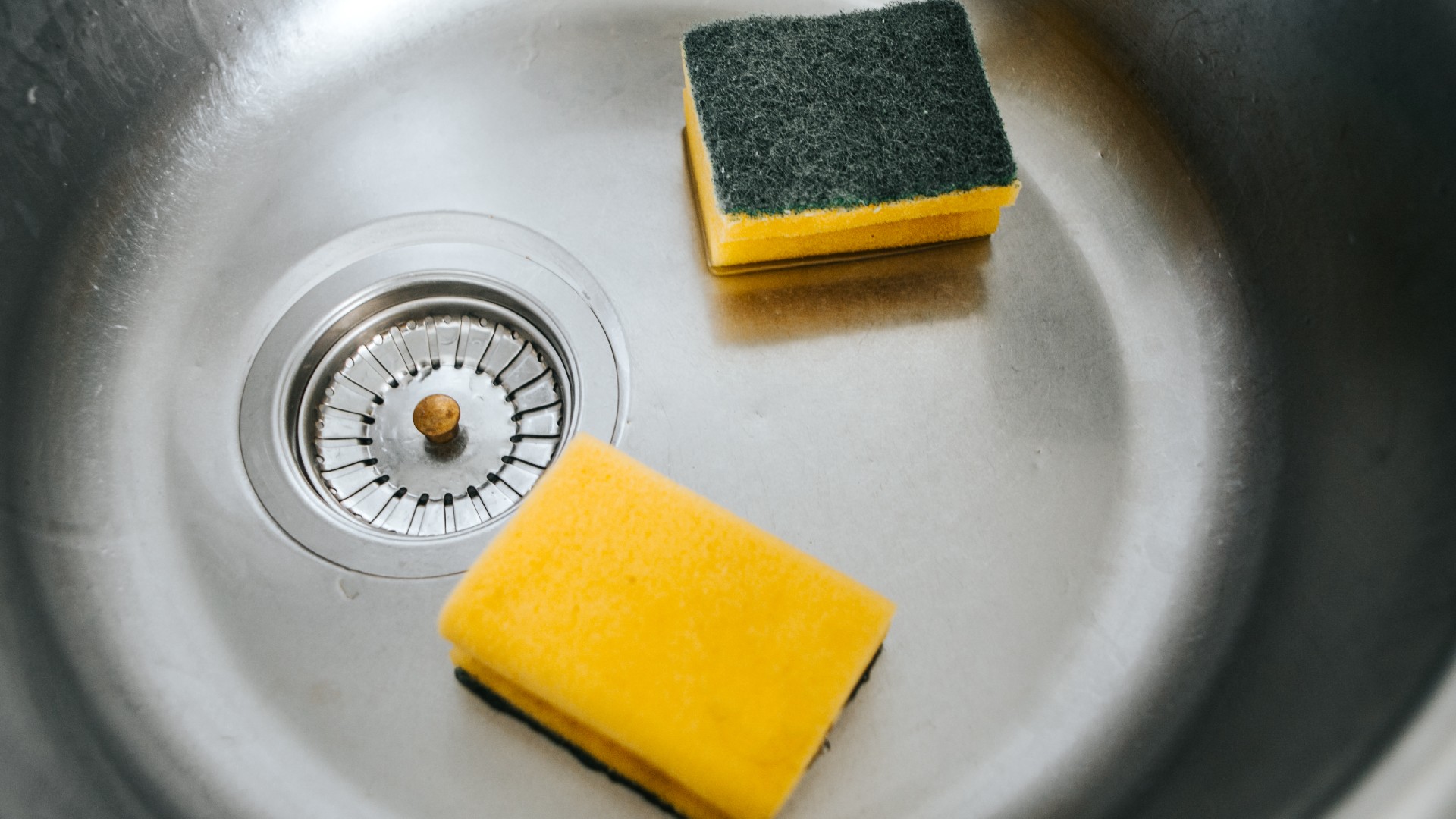 La mejor manera de desinfectar los trapos y esponjas de cocina en el  microondas, RESPUESTAS