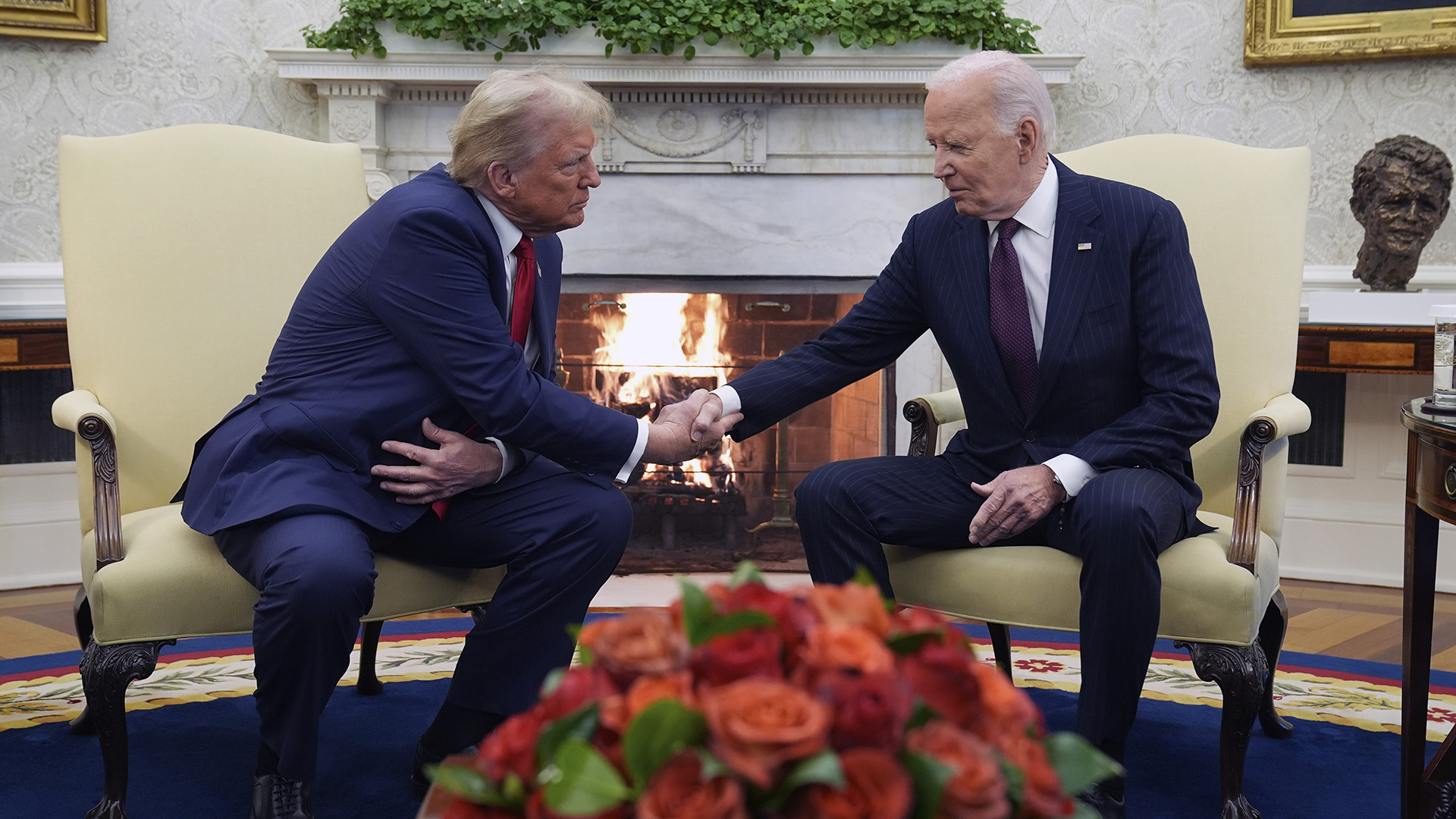 El presidente Joe Biden se reúne con el presidente electo Donald Trump en la Oficina Oval de la Casa Blanca, en Washington el miércoles 13 de noviembre de 2024.