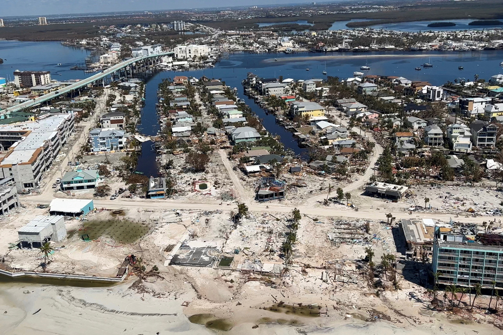 La destrucción del huracán Ian se ve en medio del área comercial de Estero Boulevard de Fort Myers Beach en esta captura de video tomada desde un helicóptero Blackhawk de la Guardia Nacional del Ejército de EE. UU. en Fort Myers Beach, Florida, EE. UU., 1 de octubre de 2022. 