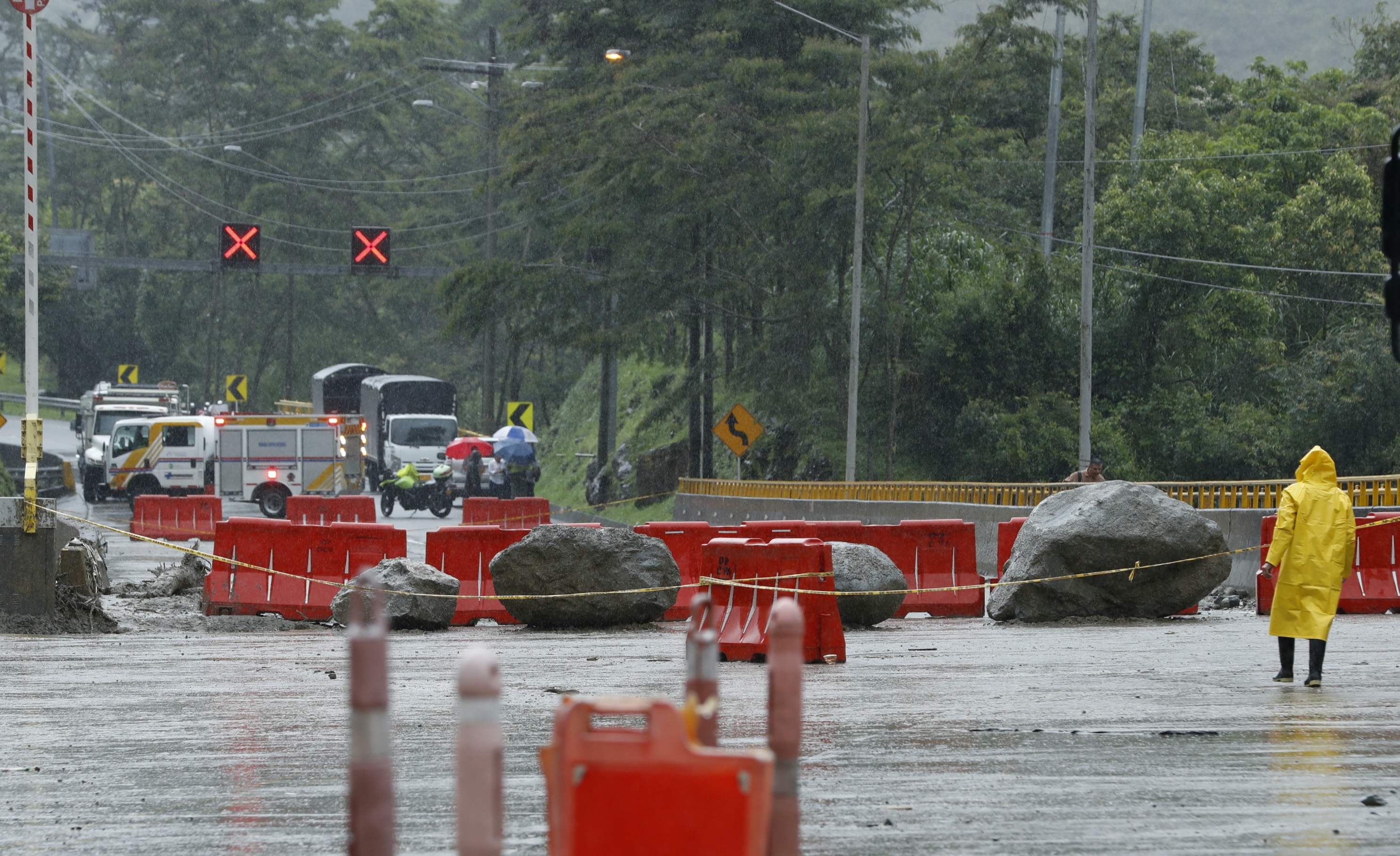 Trabajos de recuperación de la Vía al Llano sector peaje El NaranjalAvalancha en Quetame, Cundinamarca