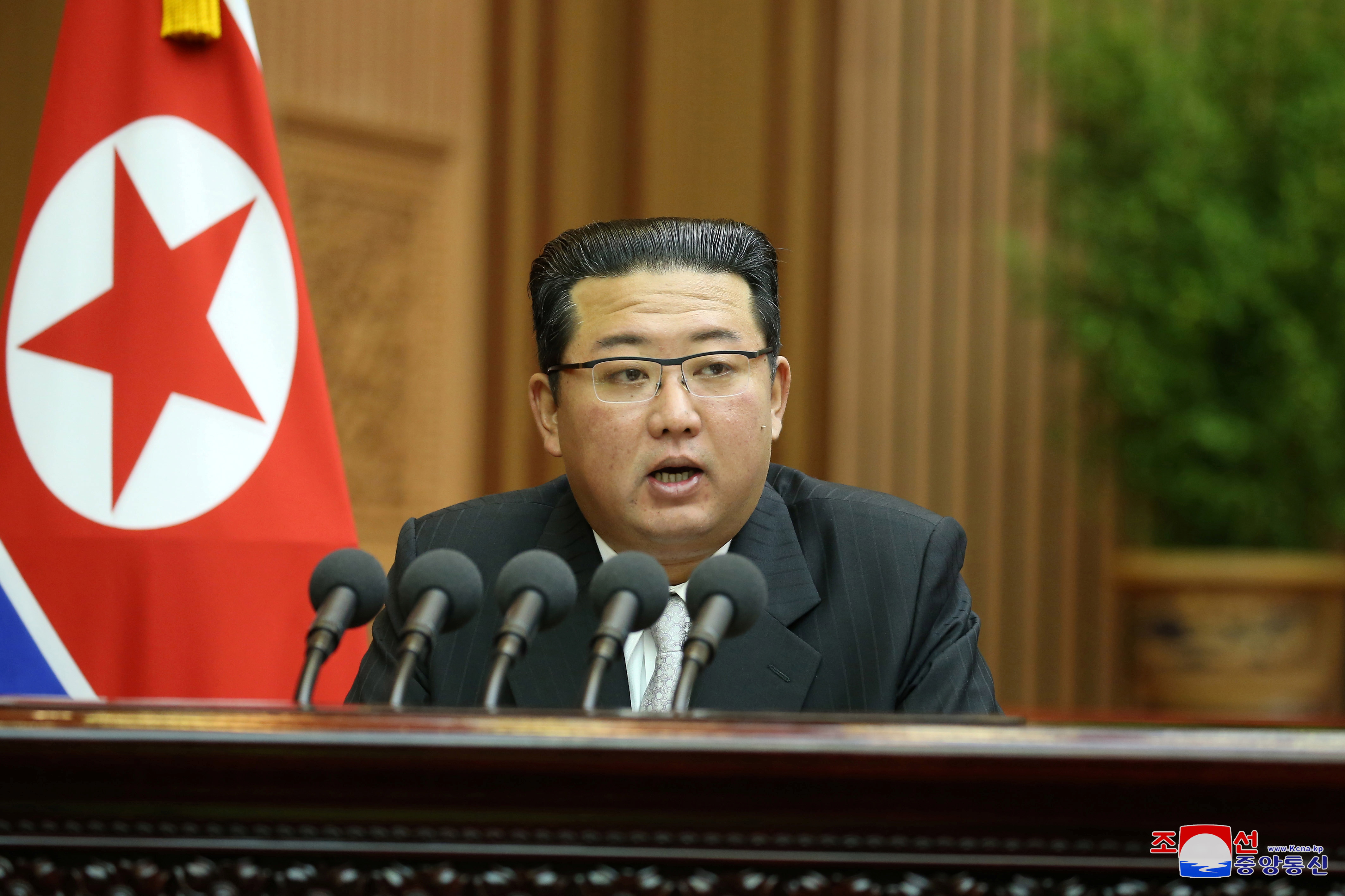 El líder norcoreano, Kim Jong Un, pronuncia un discurso político en la sesión del segundo día de la quinta sesión de la 14a Asamblea Popular Suprema (SPA) de la República Popular Democrática de Corea (RPDC) en el Salón de Asambleas Mansudae en Pyongyang, Corea del Norte. en esta foto sin fecha publicada el 30 de septiembre de 2021 por la Agencia Central de Noticias de Corea del Norte (KCNA). KCNA vía REUTERS 