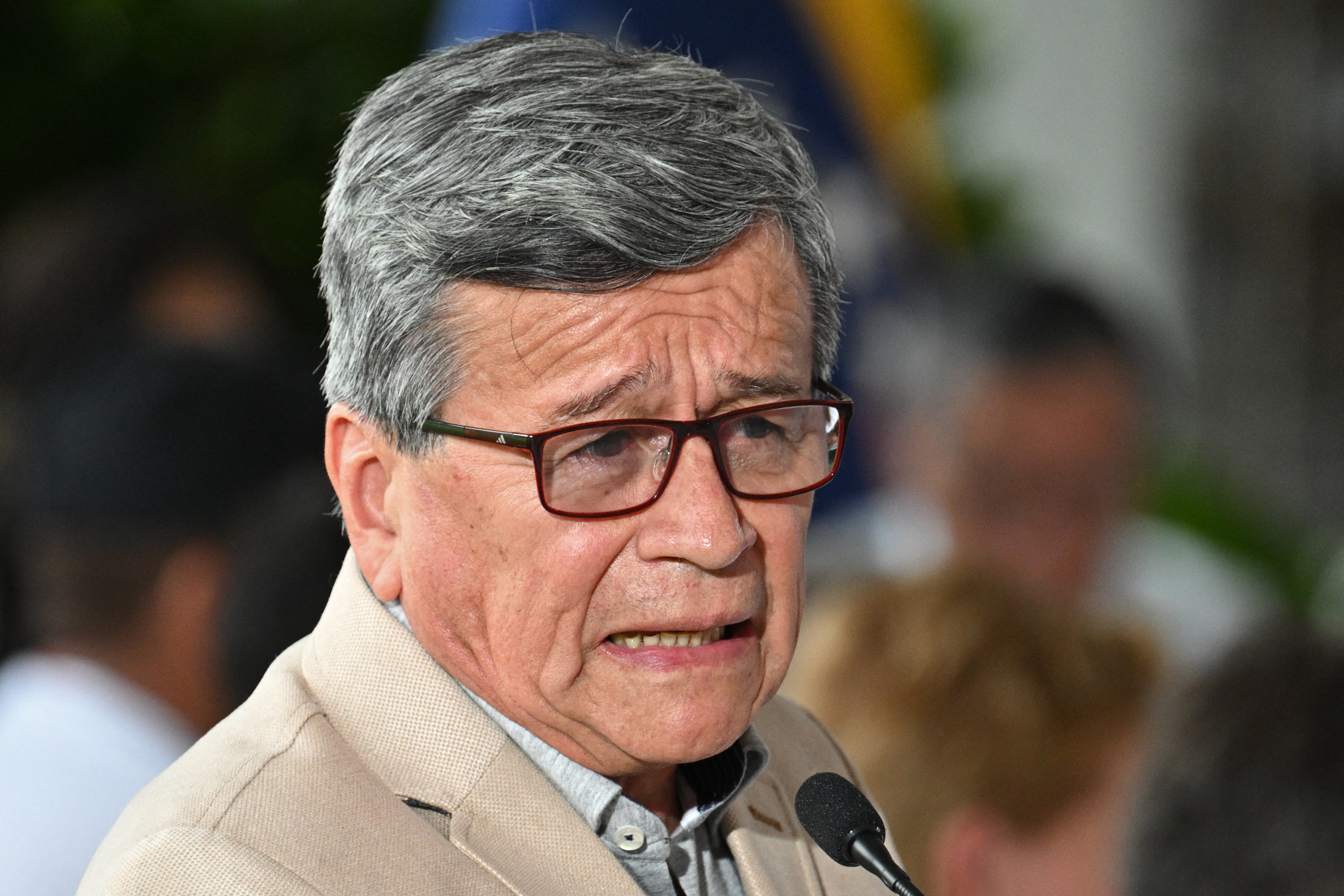 El jefe negociador del ELN, último grupo guerrillero activo de Colombia, Israel Ramírez Pineda, alias Pablo Beltrán (L), habla durante una reunión con el Gobierno colombiano en el marco de las conversaciones de paz, en el centro cultural La Casona Cultural Aquiles Nazoa en Caracas el 14 de agosto de 2023. Foto: AFP