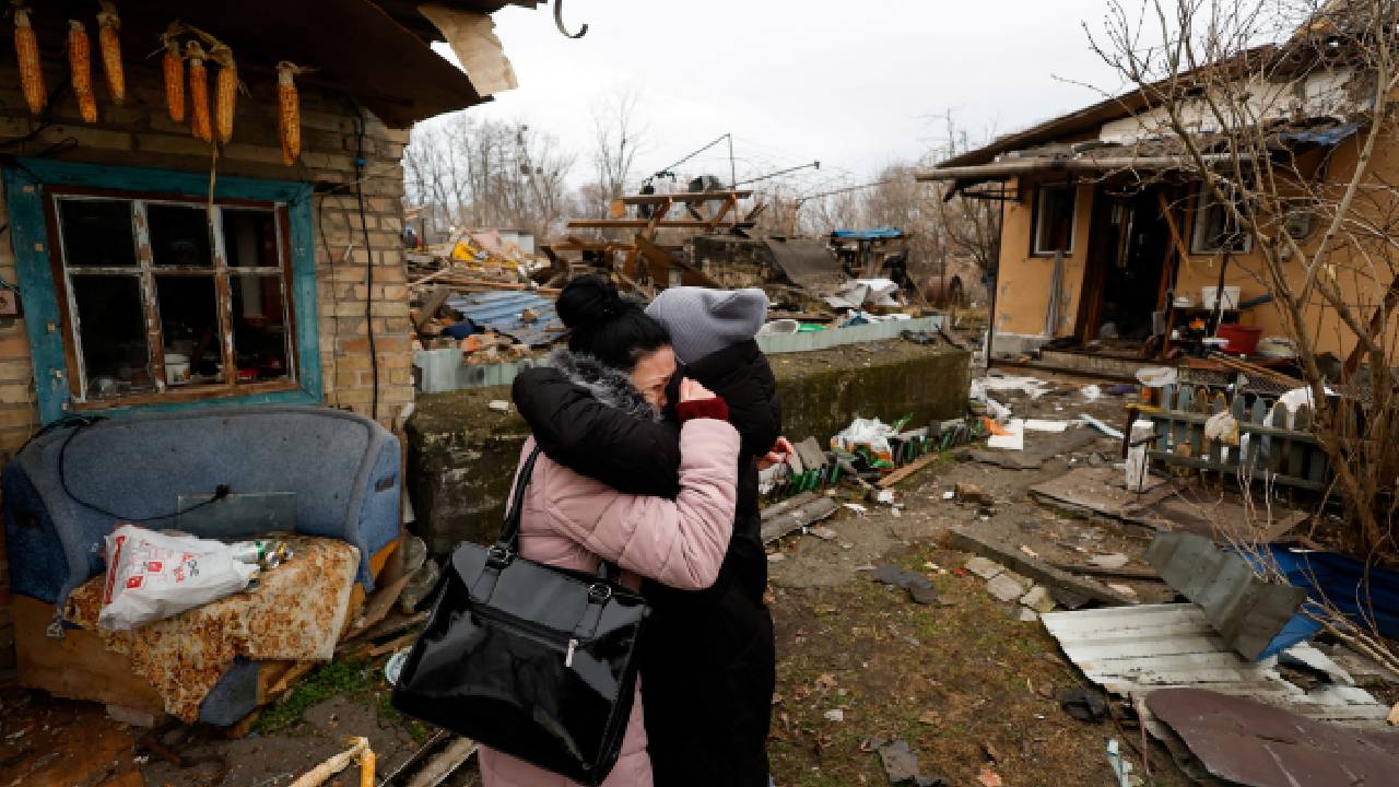 Los residentes locales reaccionan después del ataque con misiles rusos, en Kiev.