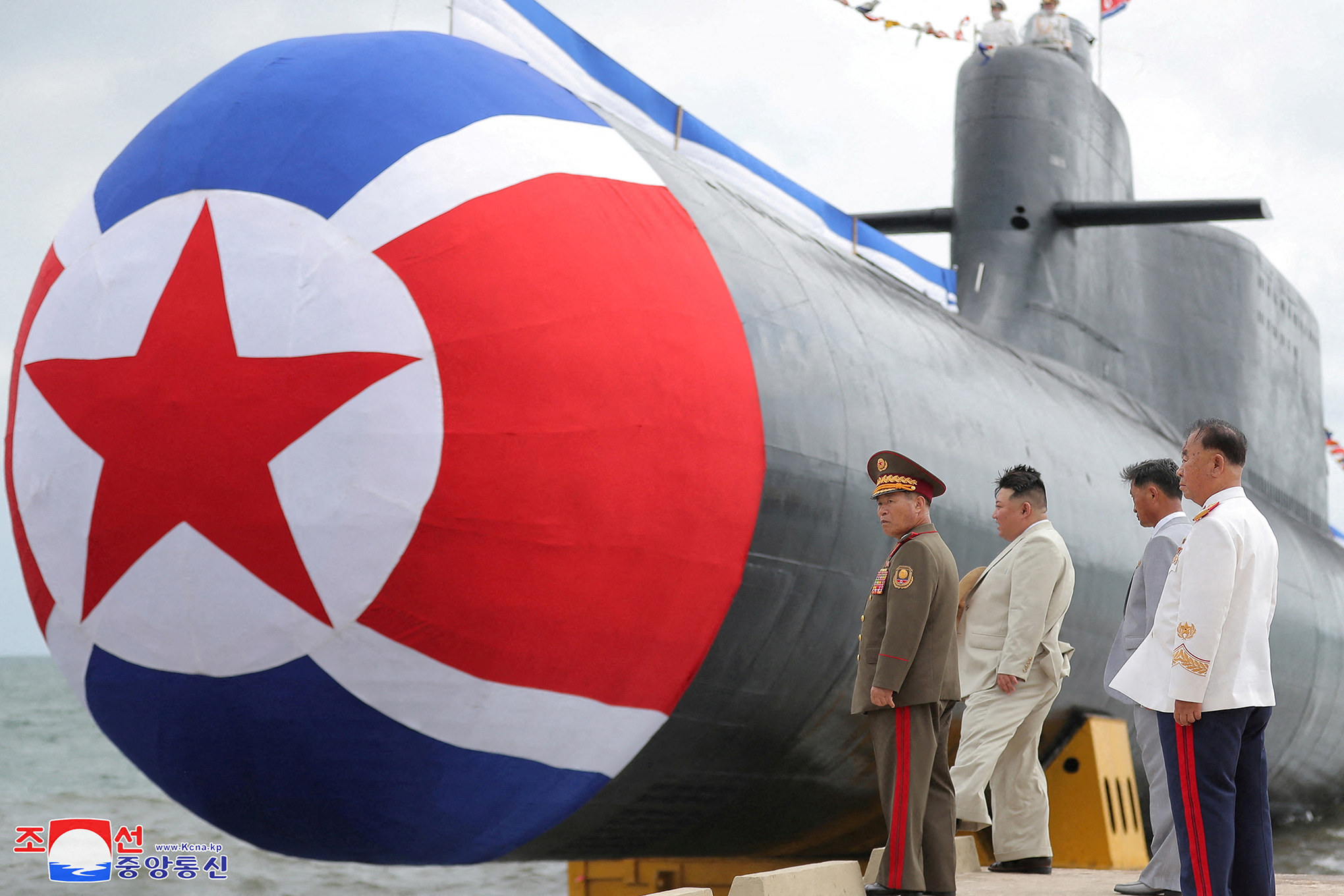 El líder norcoreano Kim Jong Un asiste a lo que los medios estatales informan que fue una ceremonia de lanzamiento de un nuevo submarino de ataque nuclear táctico en Corea del Norte 8 de septiembre de 2023.