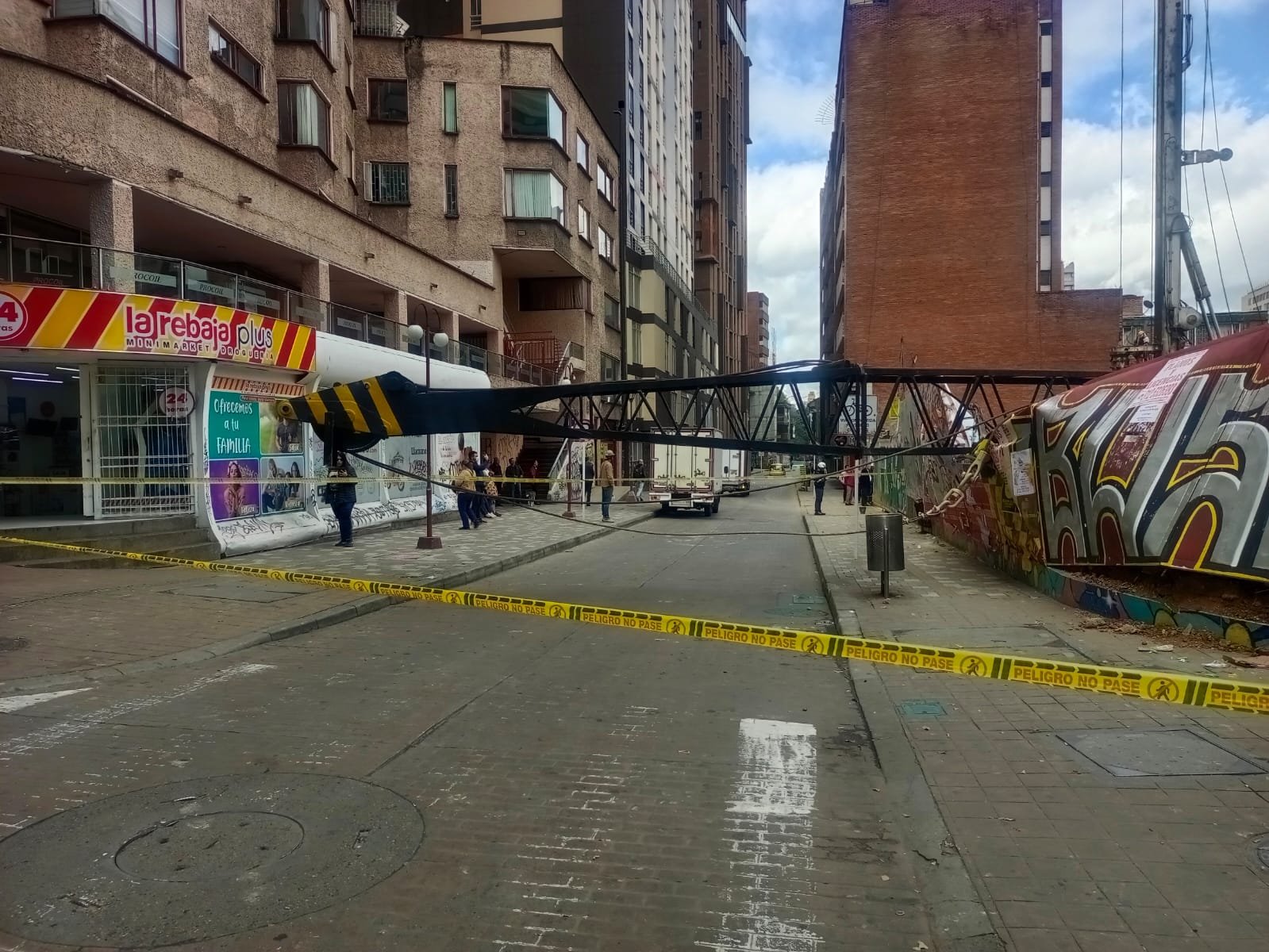 Grúa de construcción que se cayó en el centro de Bogotá
