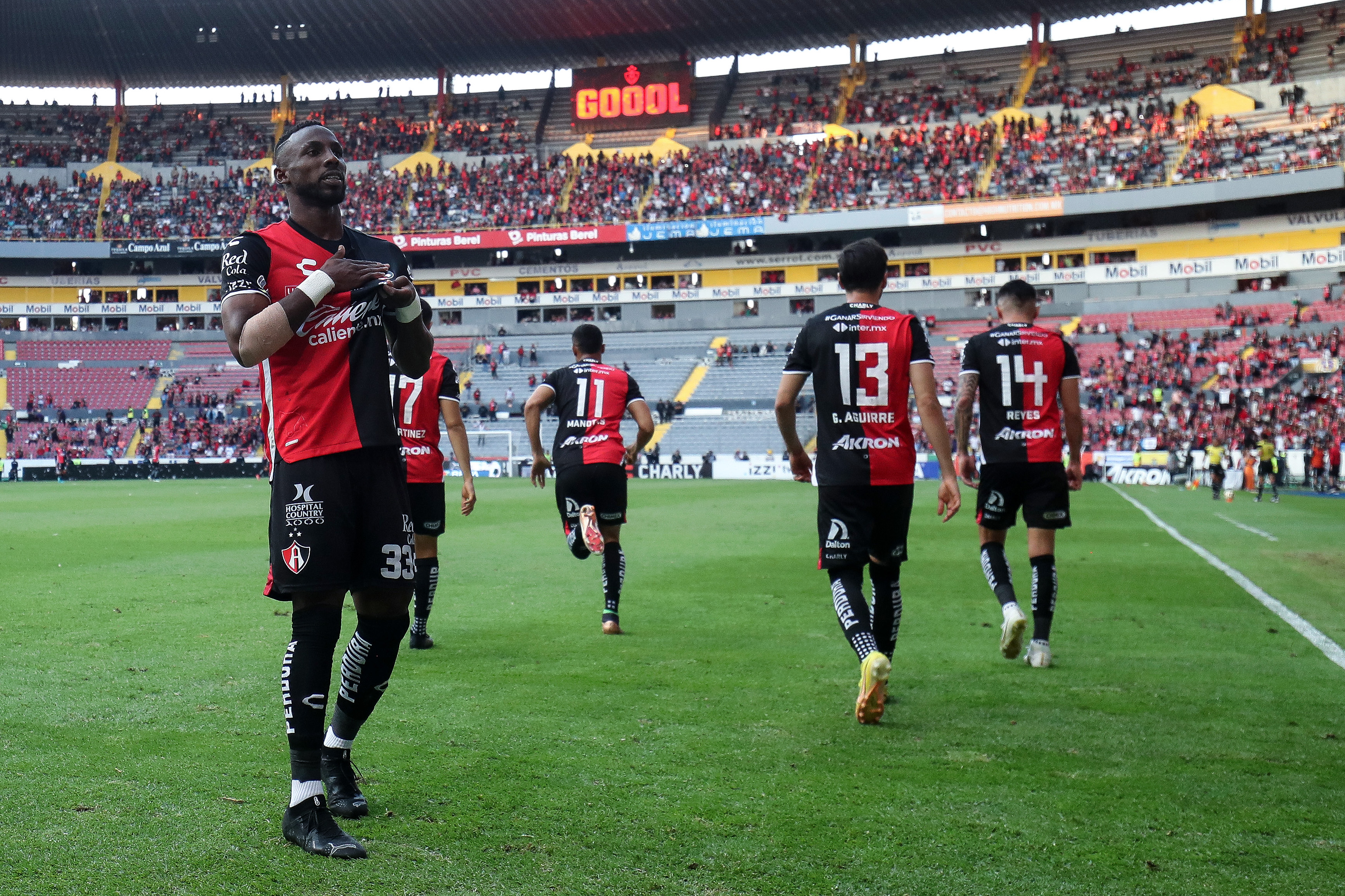 Julián Quiñones celebrando un gol de Atlas en el estadio Jalisco.