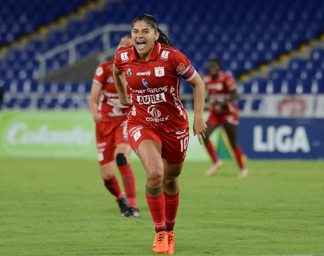 Cali: Futbol Femenino, América 4 Equidad 1. Catalina Usme. Goleadora del Americana. Foto José L Guzmán. El País. junio 5-23