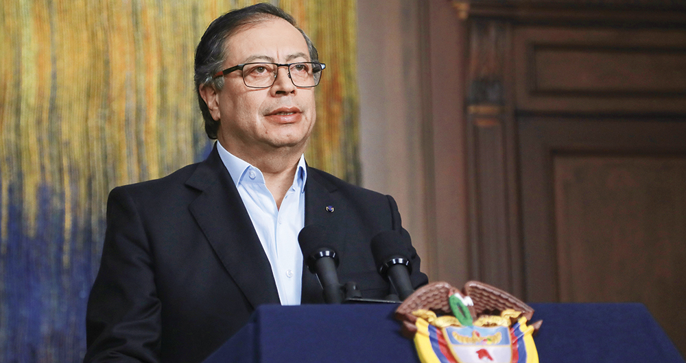 Gustavo Petro prometió ayudar a repatriar el cuerpo de un joven asesinado en El Salvador, pero su madre no ha recibido ni una llamada.